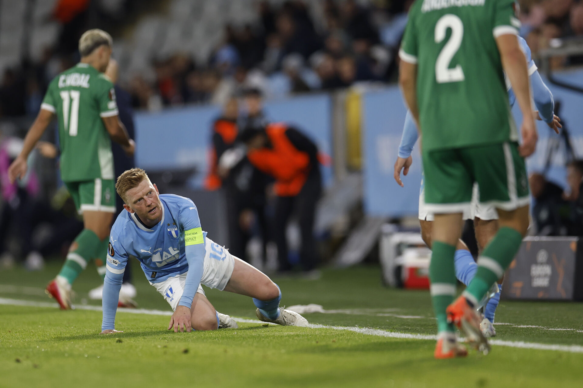 Anders Christiansen ligger ned på sidelinjen.