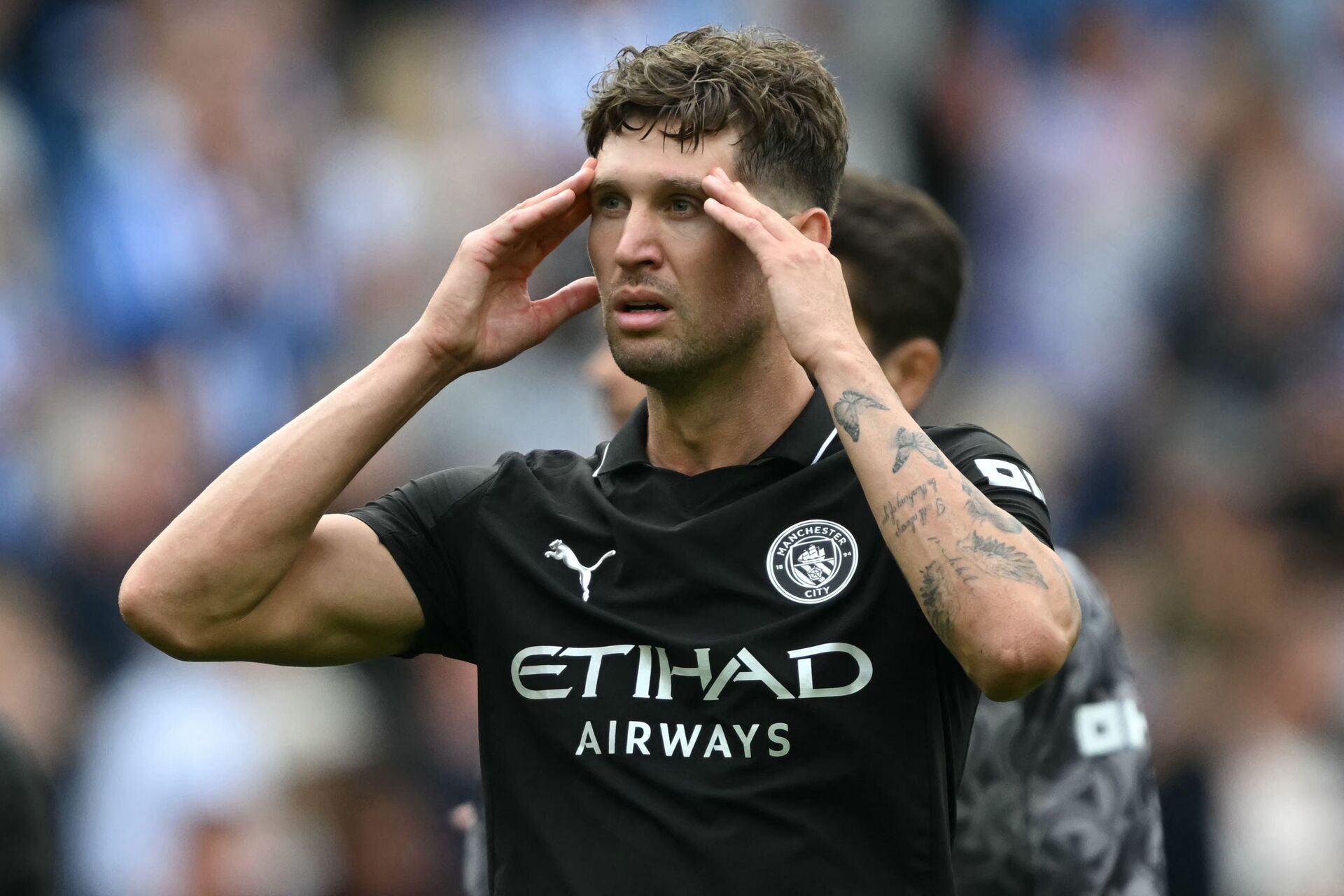 John Stones tager sig til hovedet.