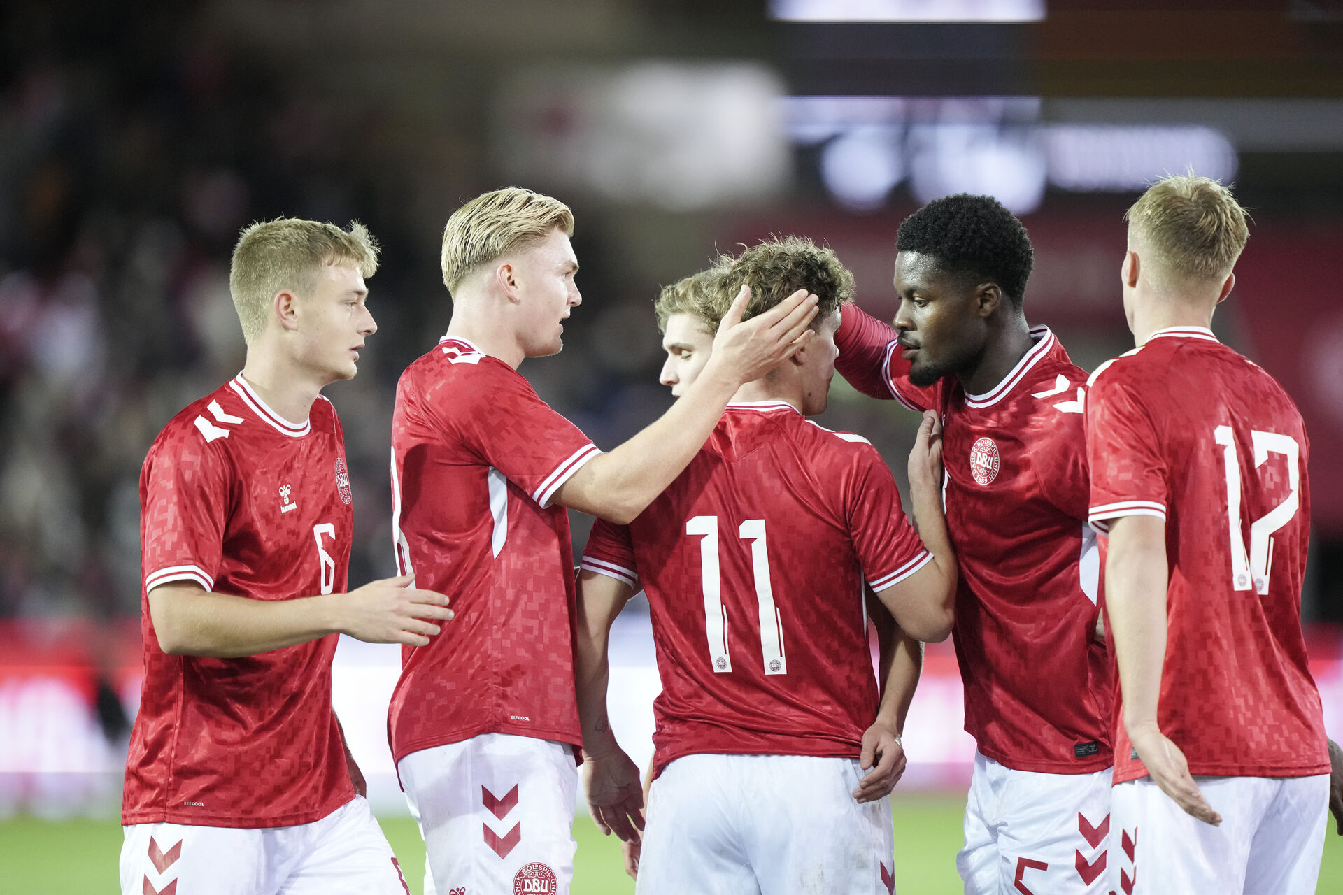Det danske U21-landshold fejrer et mål.