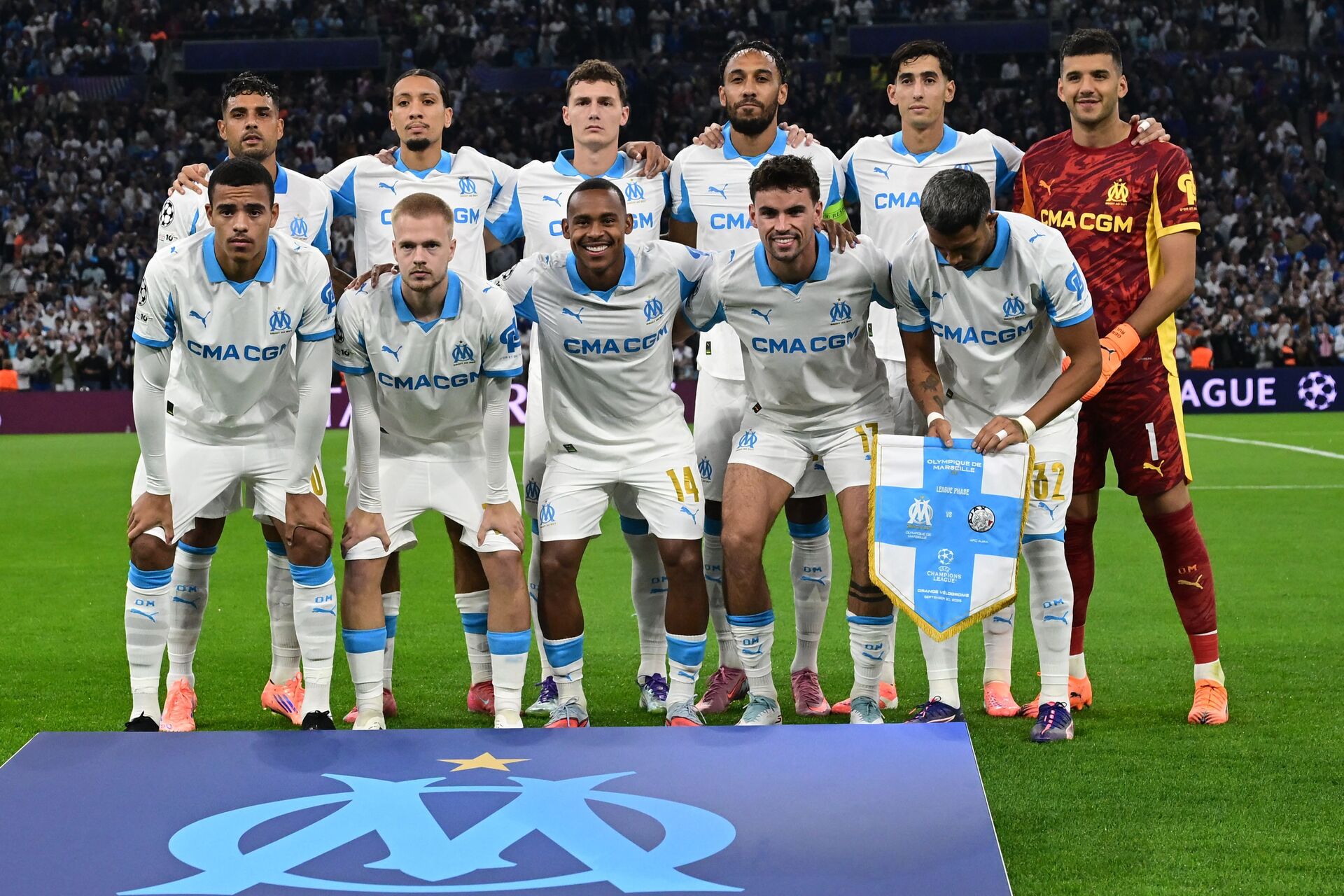 Marseille-mandskabet tager foto inden kamp.