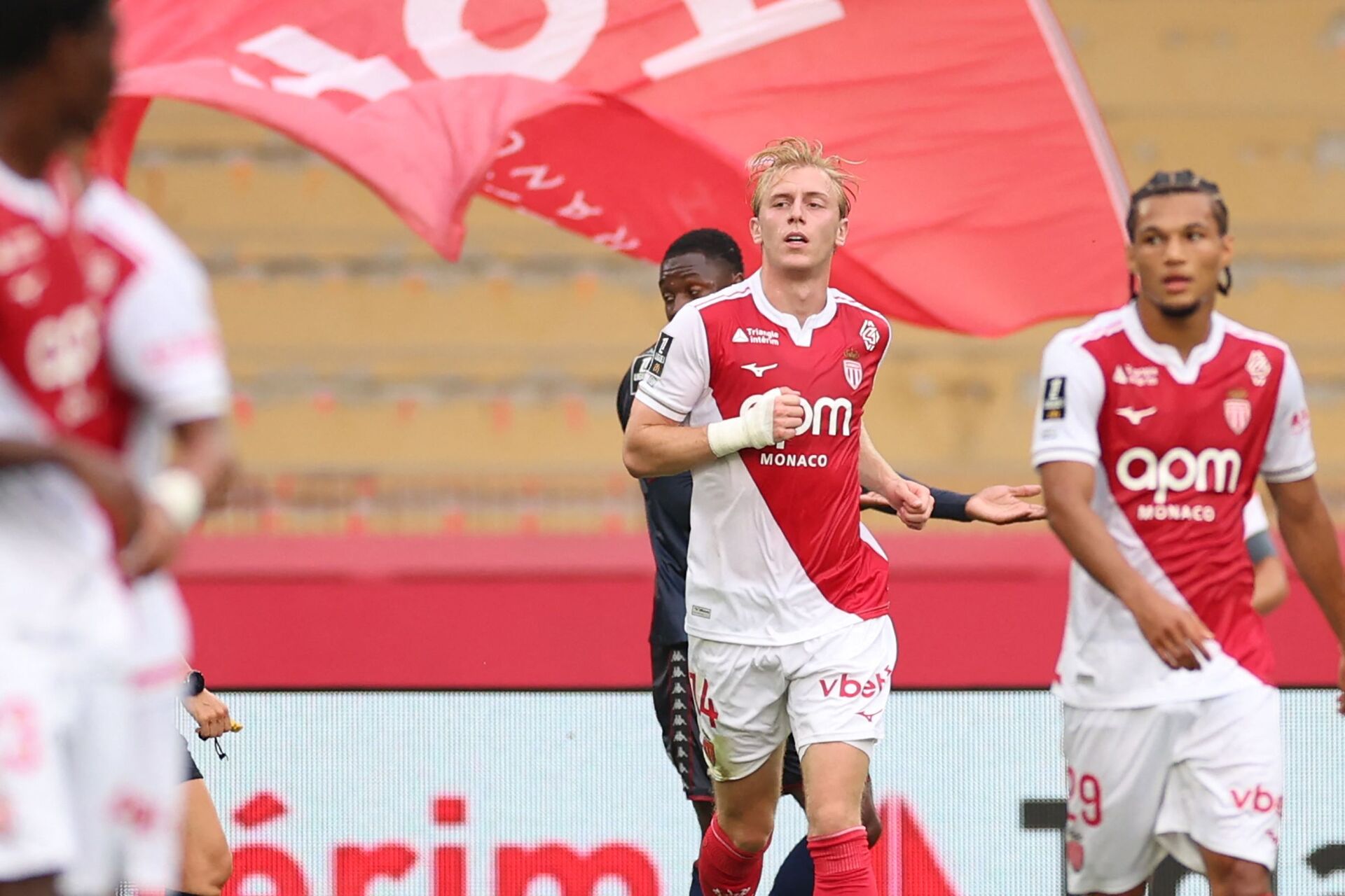 Mika Biereth efter at have scoret mod Metz.