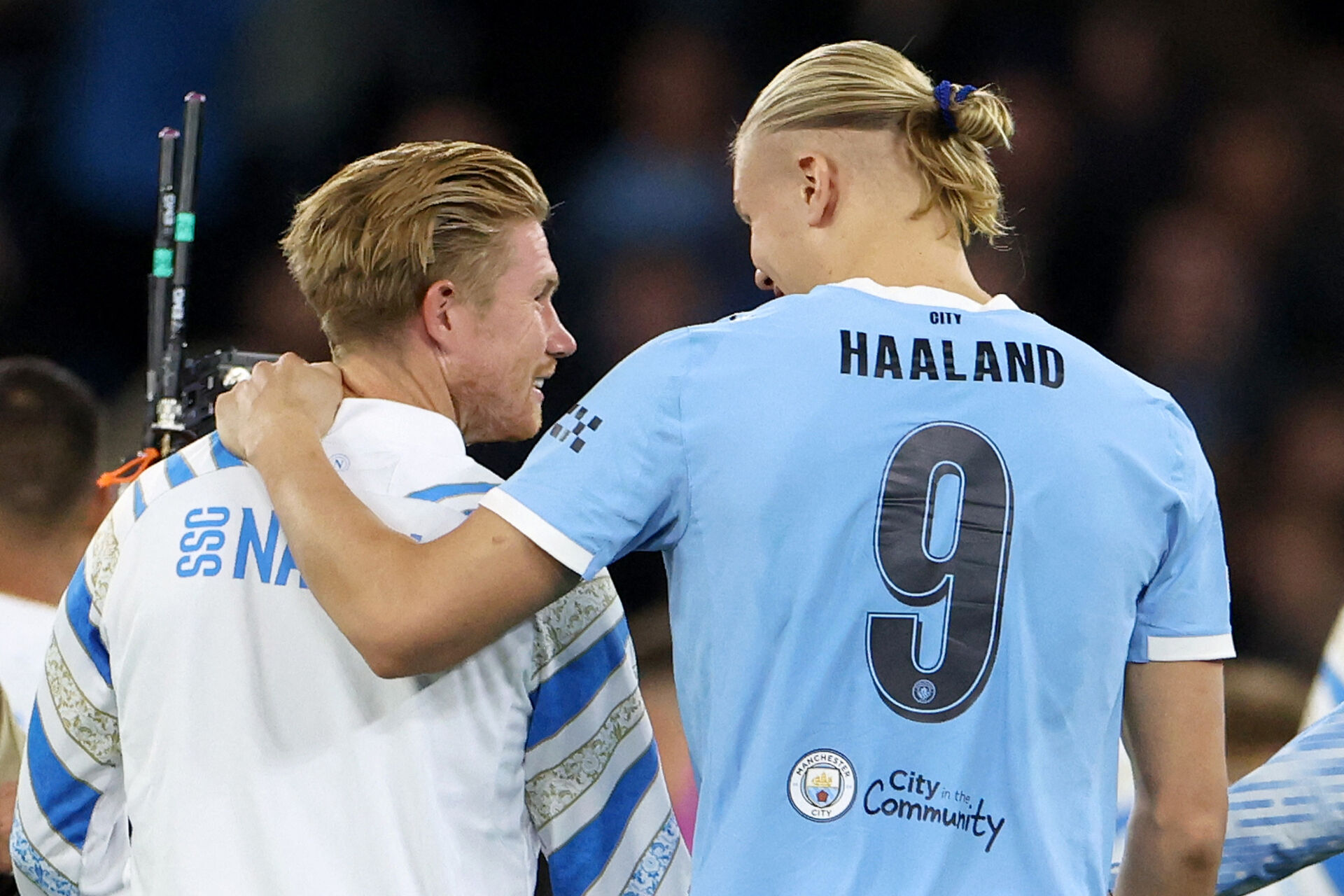 Kevein De Bruyne sammen med Erling Haaland i sin første retur til Manchester City med Napoli.