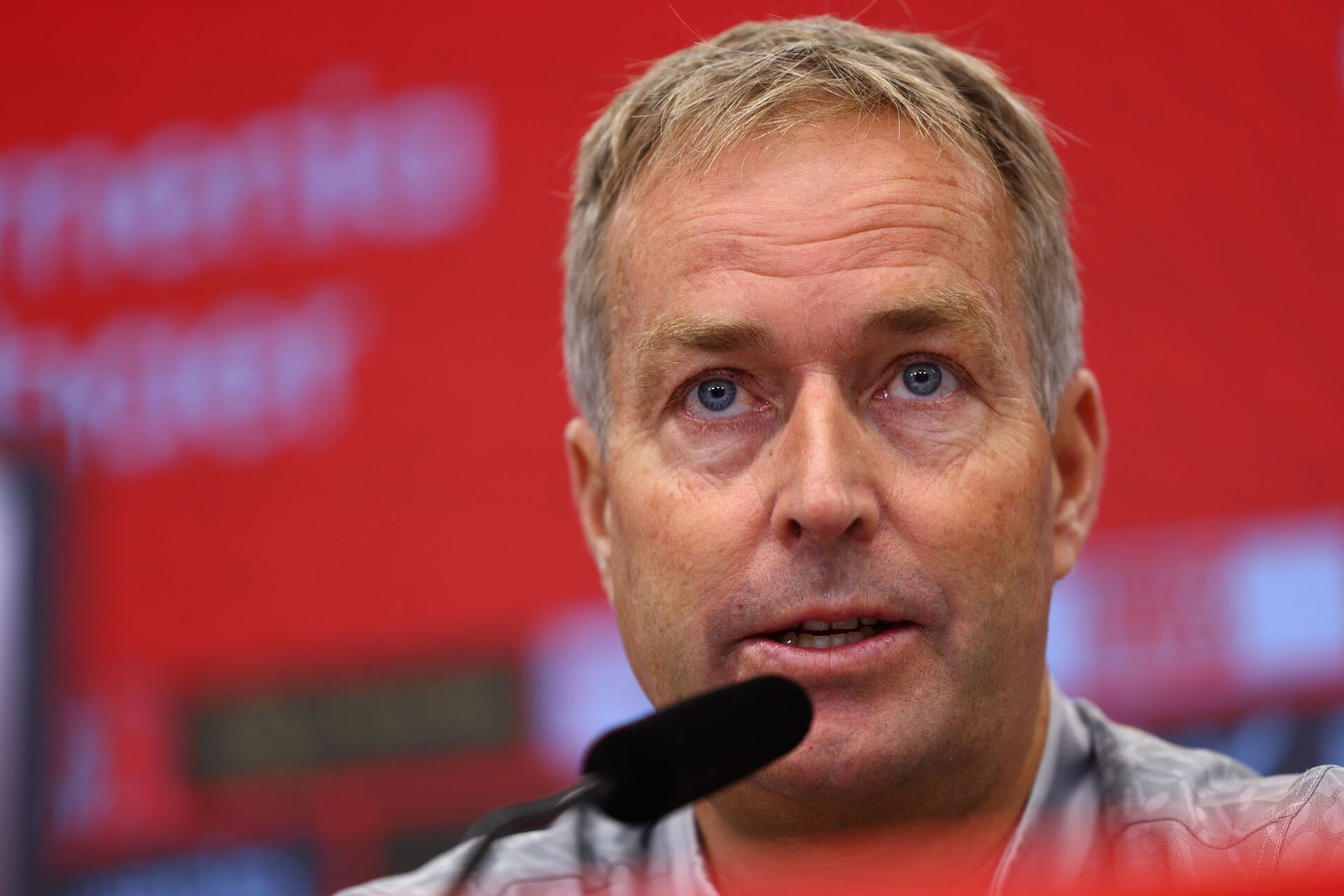 Kasper Hjulmand besvarer spørgsmål på et pressemøde.