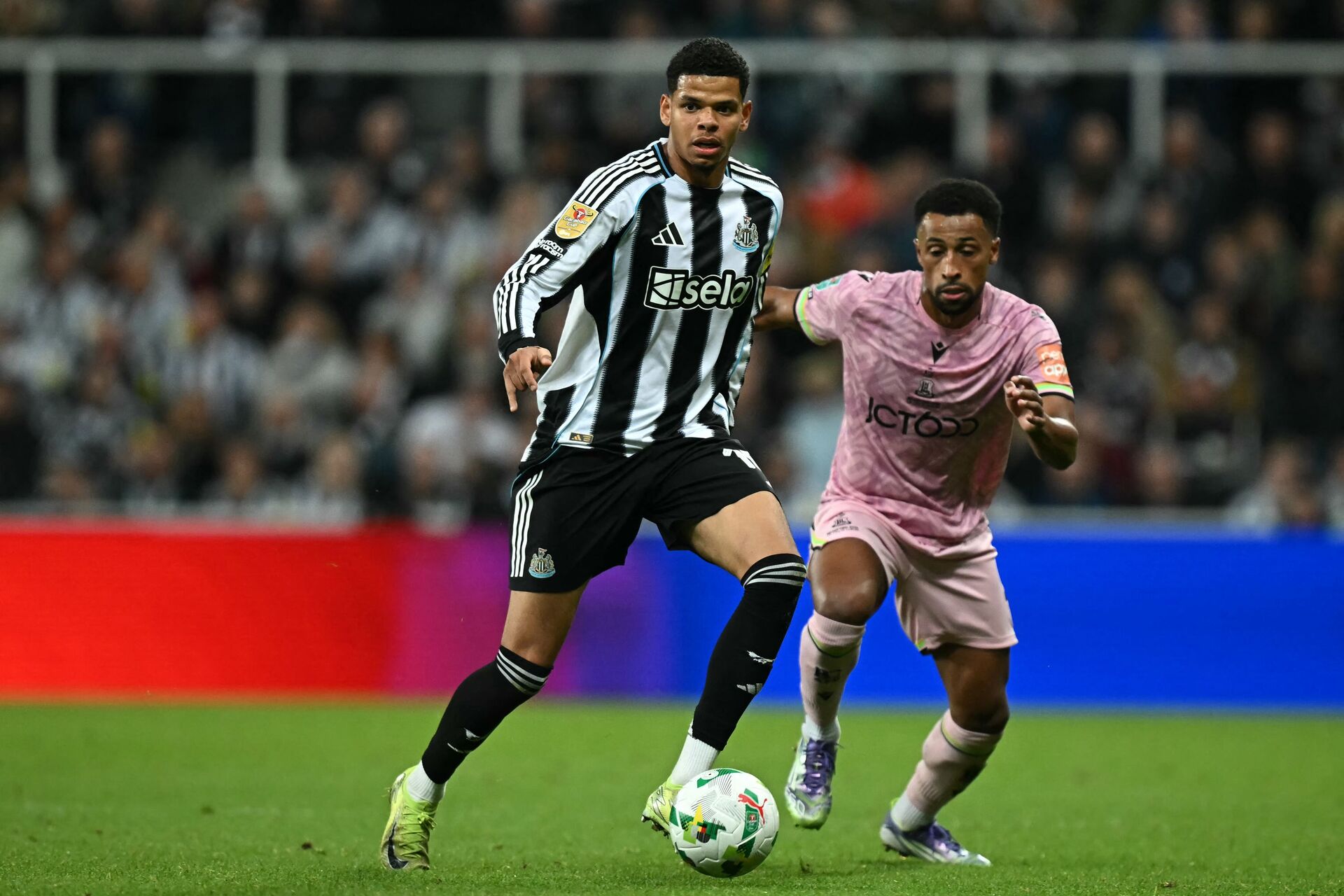 William Osula har bolden for Newcastle.