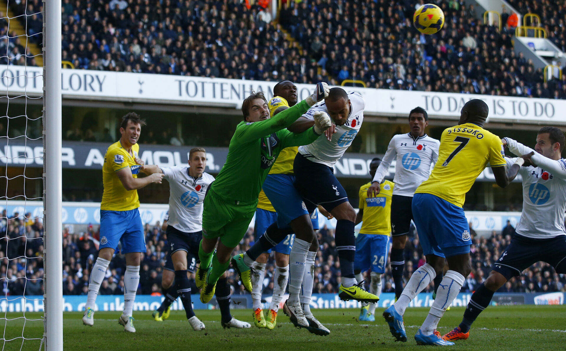 Tim Krul i aktion mod Tottenham i rekordkampen i 2013.