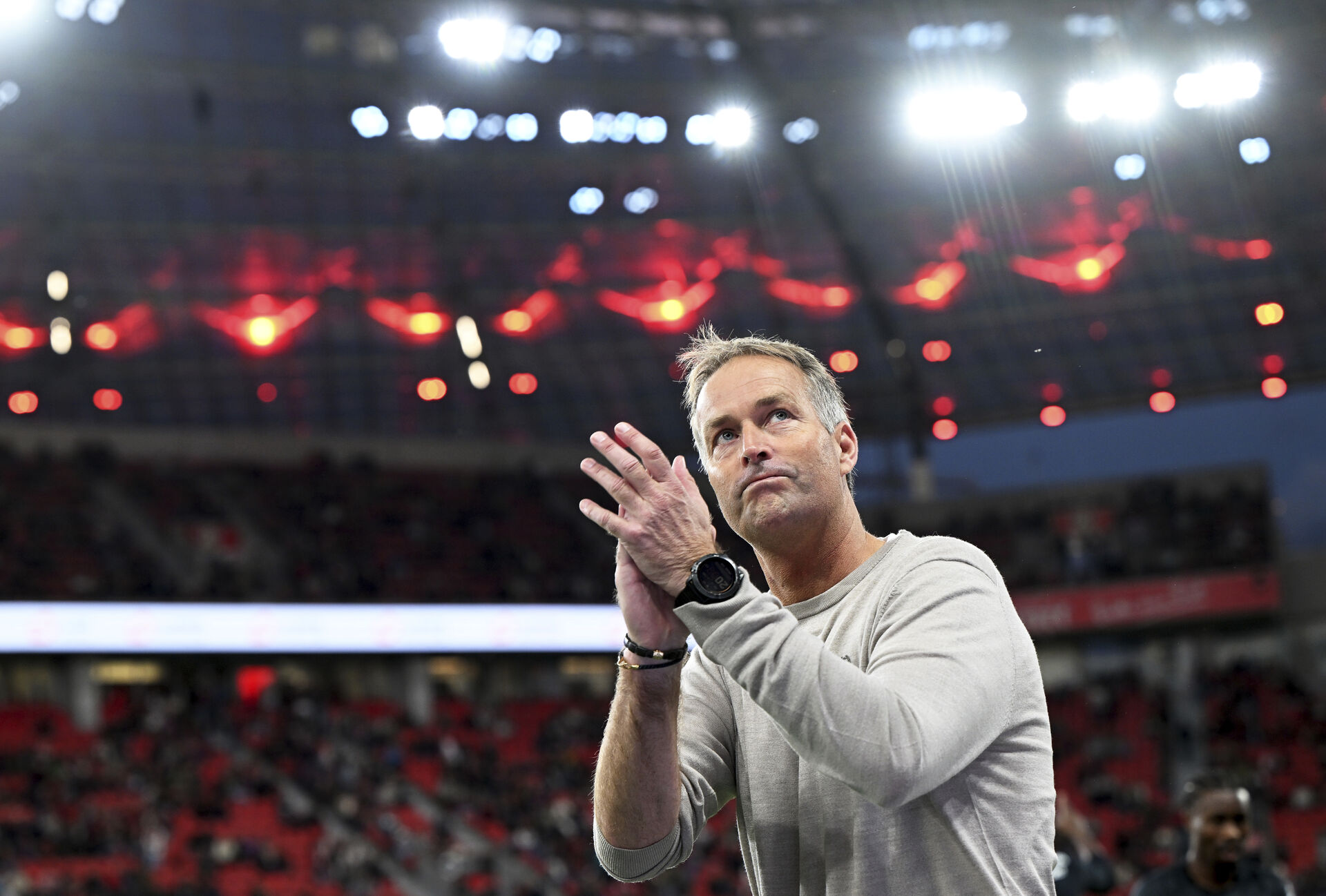Kasper Hjulmand klapper på stadion.