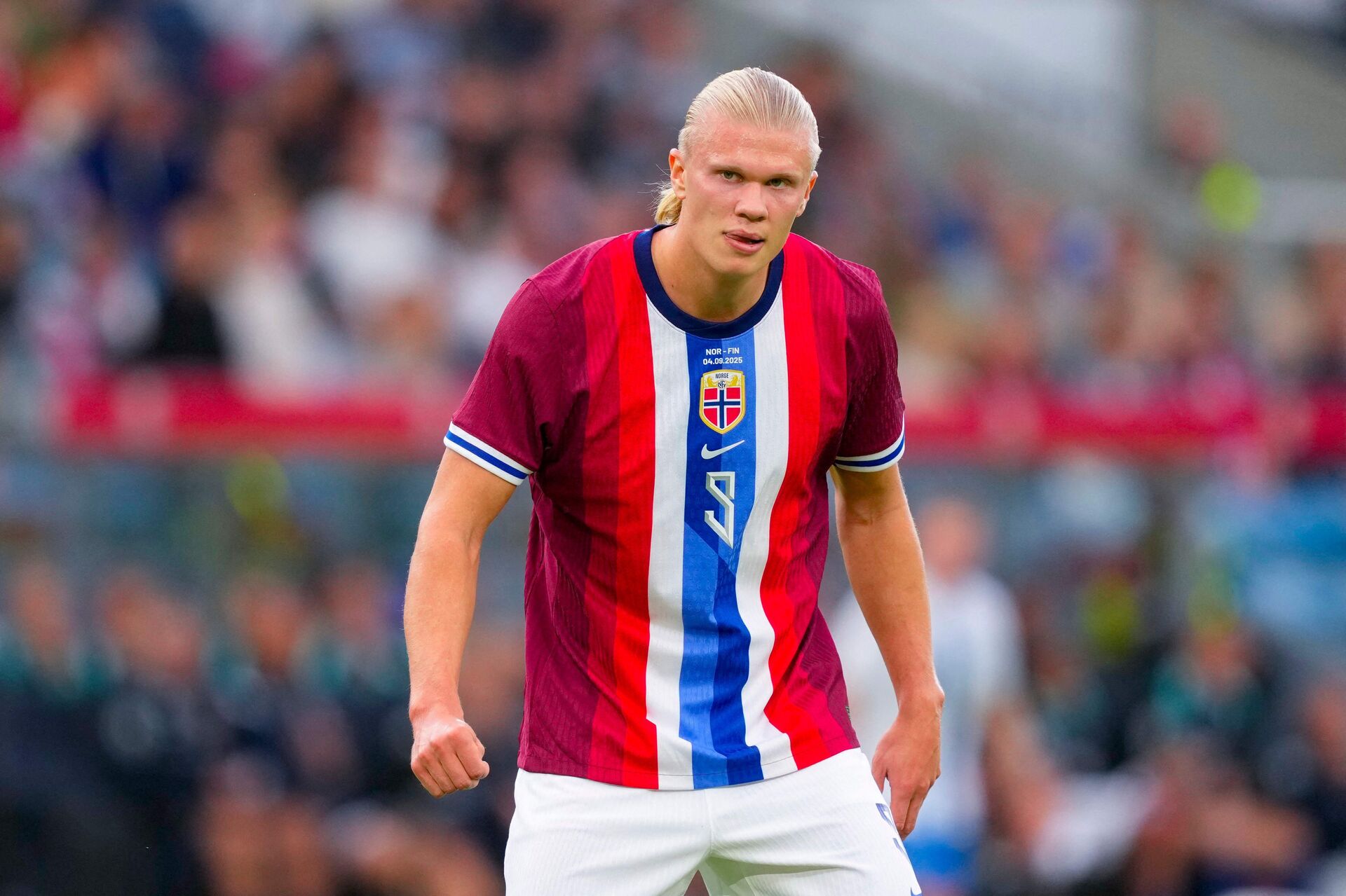 Erling Haaland med et klassisk ansigtsudtryk i landskamp for Norge.