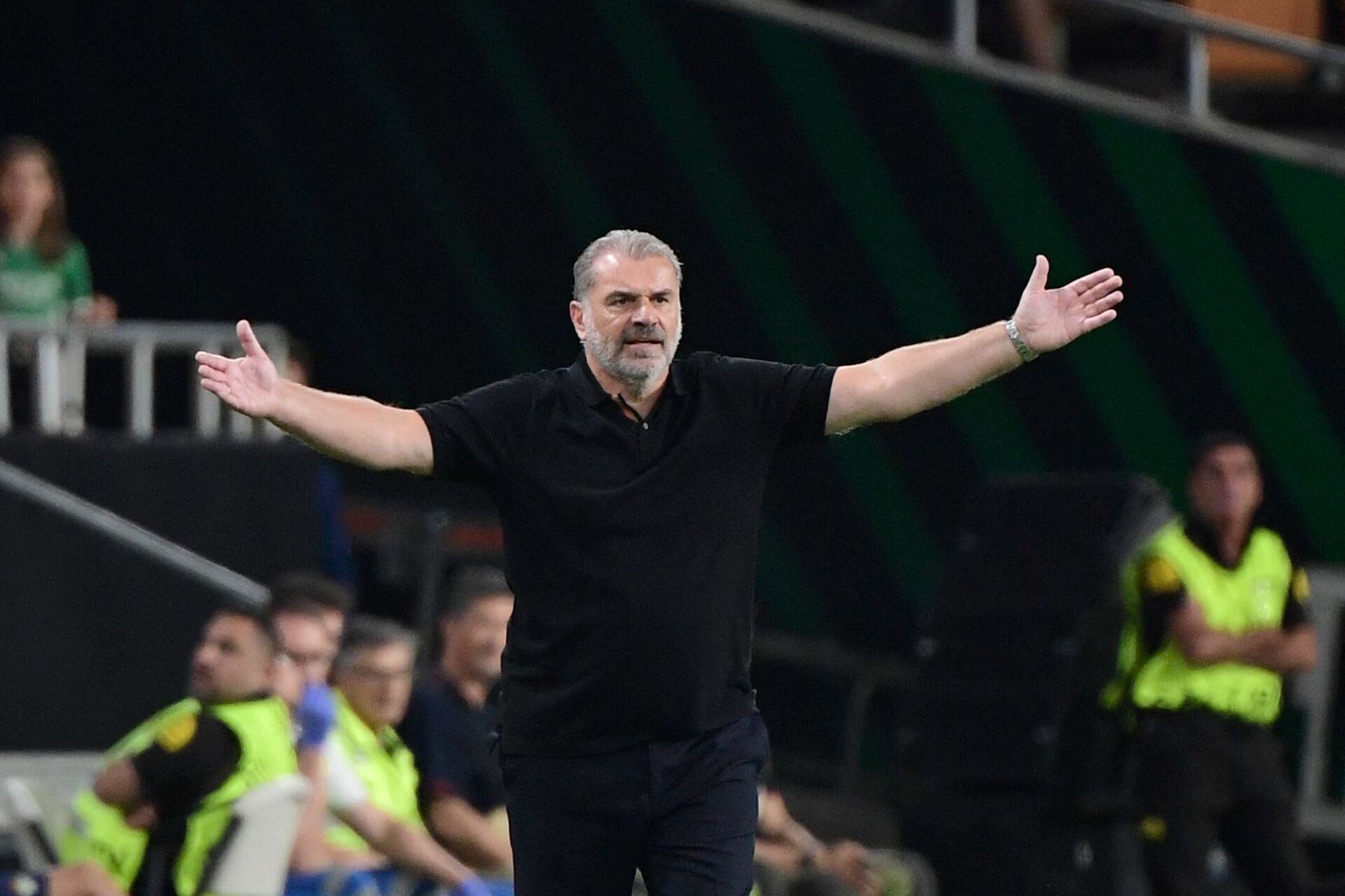 Ange Postecoglou slår ud med armene.