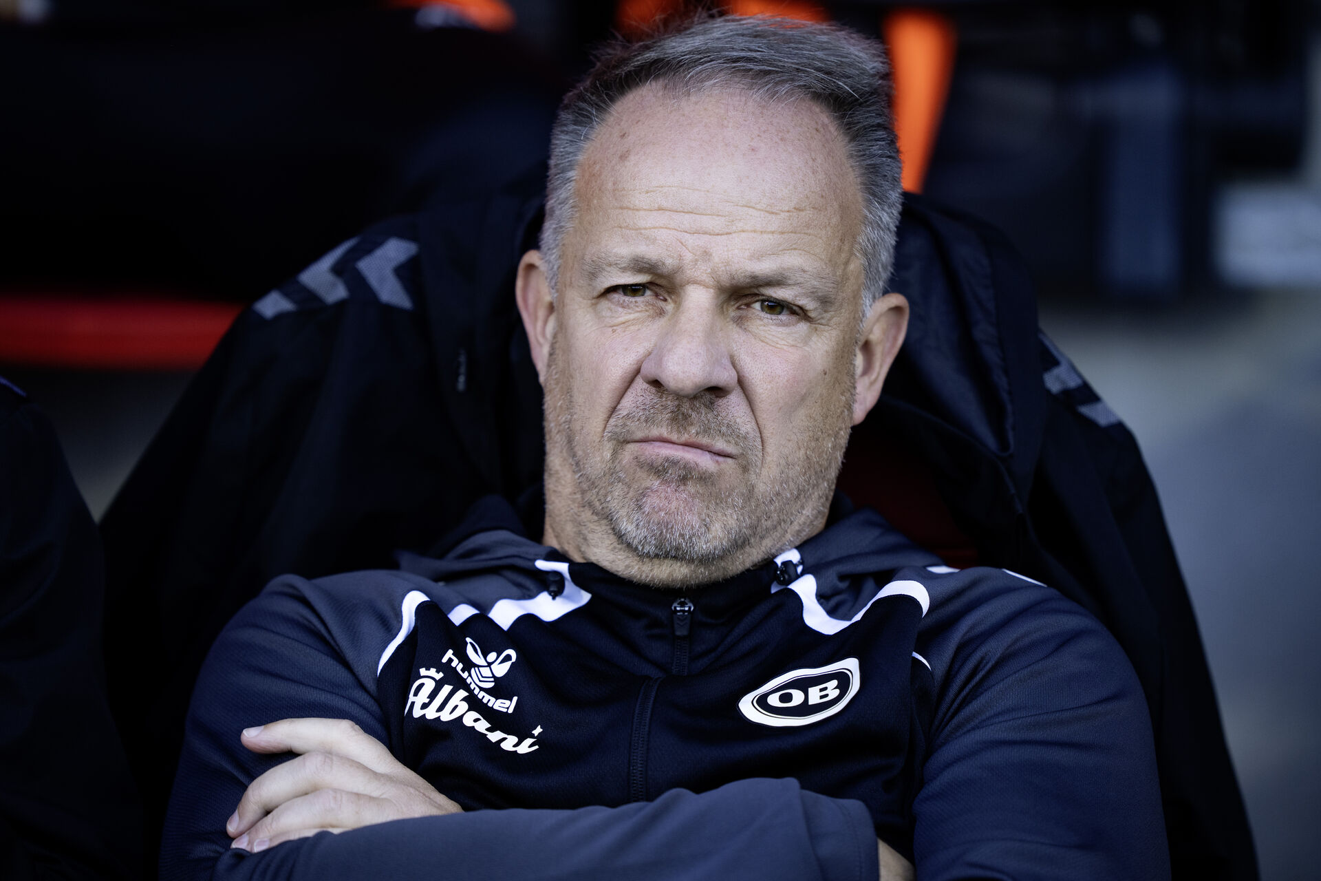 Alexander Zorniger har armene lagt over kors.