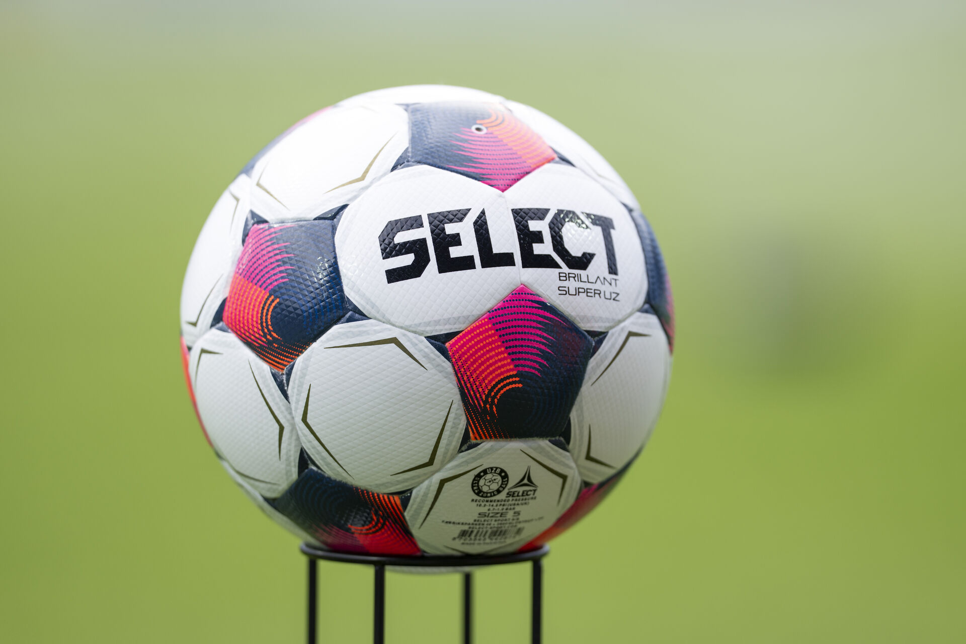 En Select Brillant Super på en piedestal.