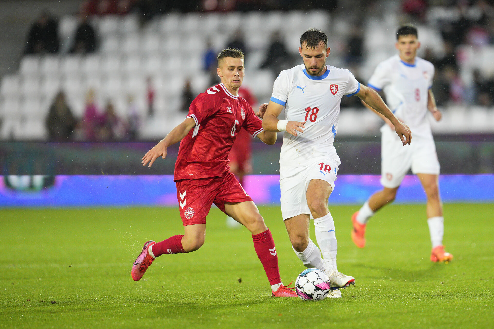 Oscar Fraulo i en nærkamp i aktion for U21-landsholdet.