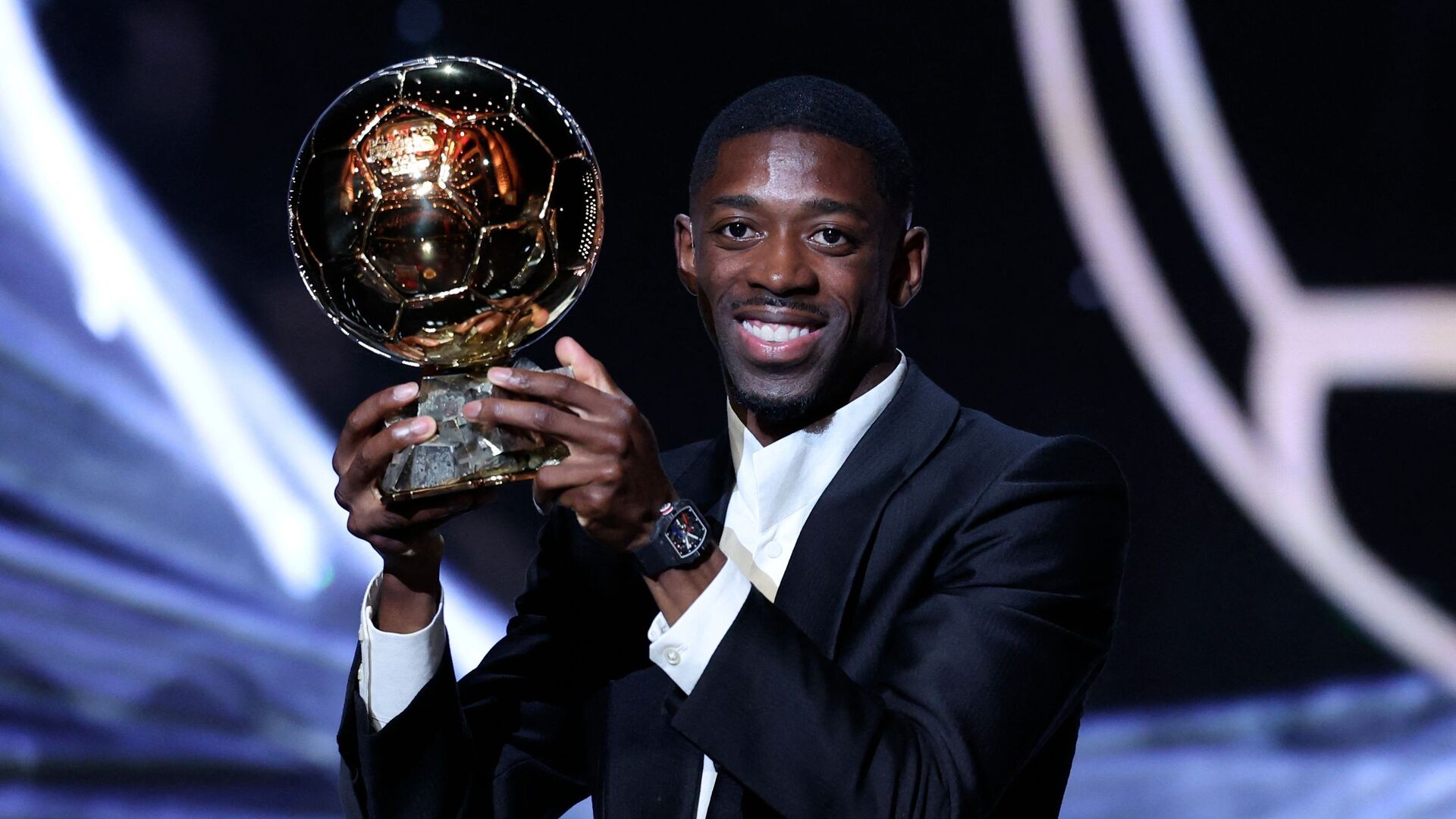 Ousmane Dembele med Ballon d'Or trofæet