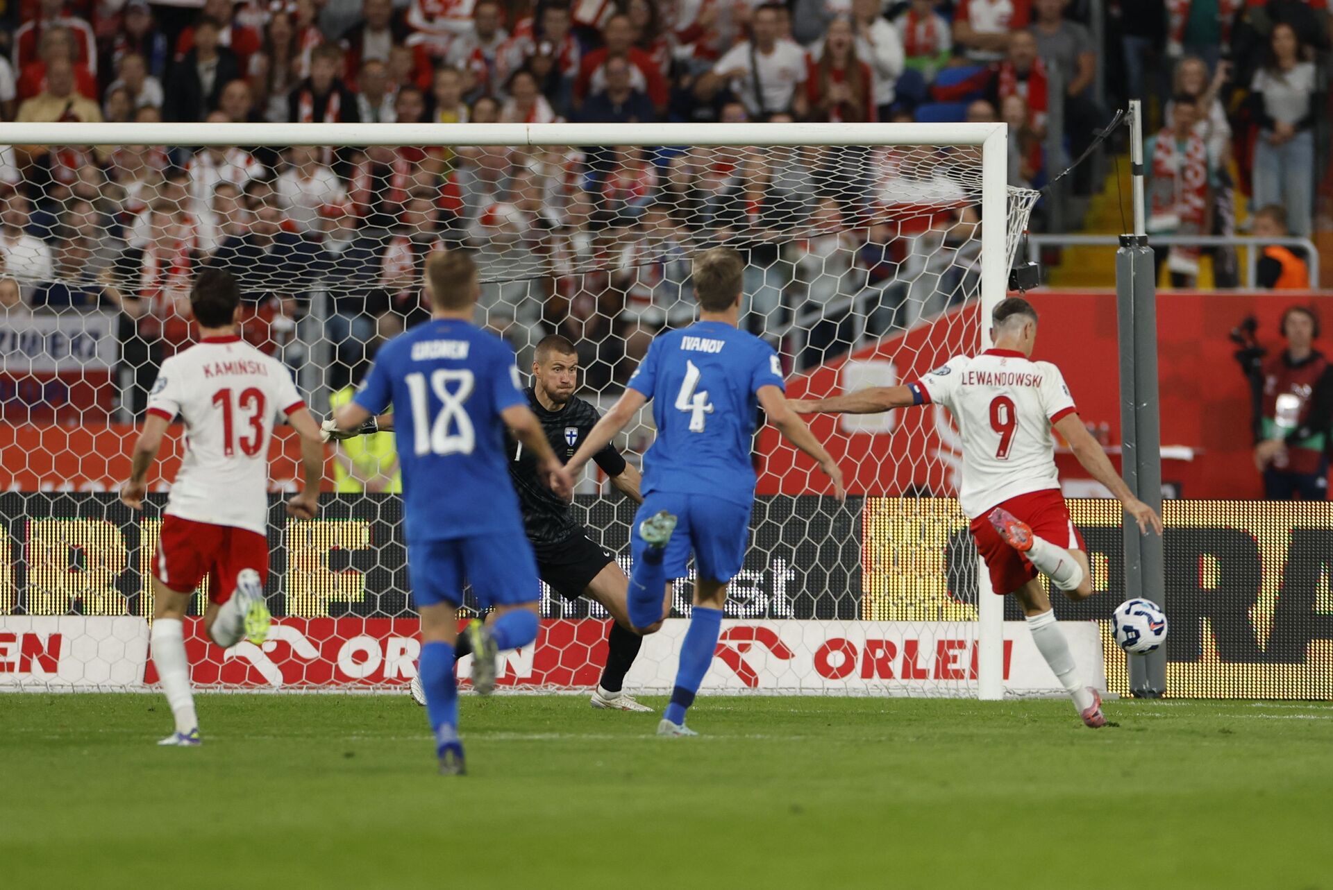 Polens Robert Lewandowski scorer på Finlands Jesse Joronen.