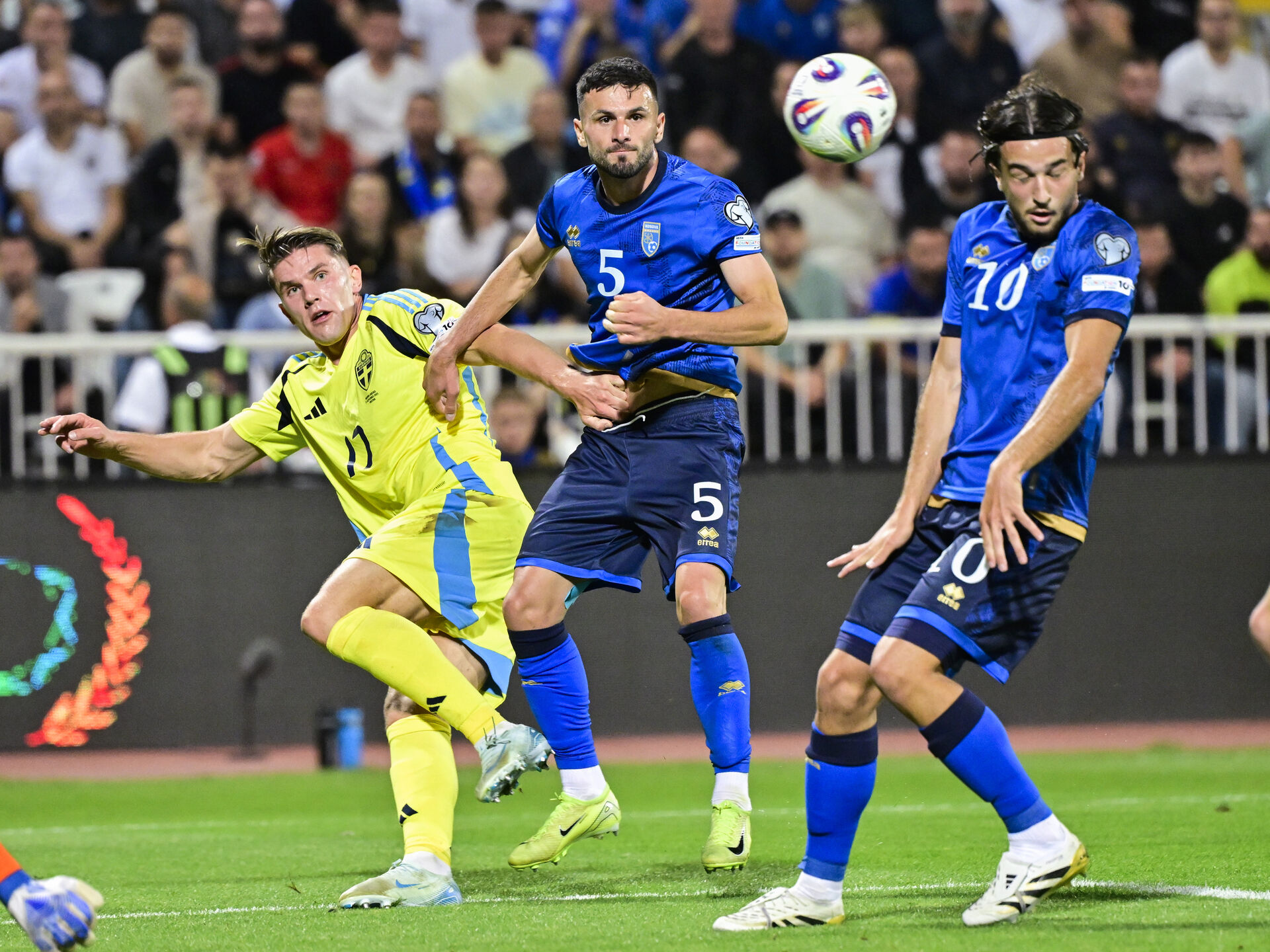 Sveriges Viktor Gyökeres i duel med en spiller fra Kosovo.