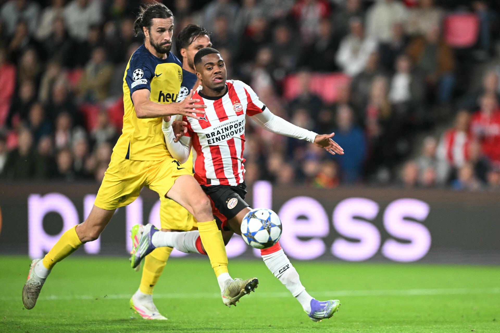 Christian Burgess i duel med Myron Boadu.