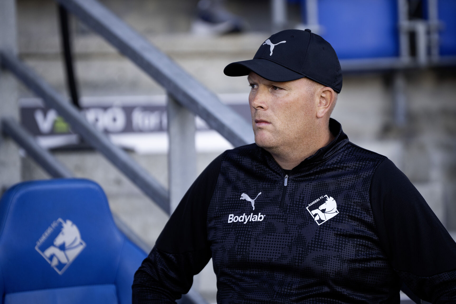 Rasmus Bertelsen kigger til højre ude på bænken.