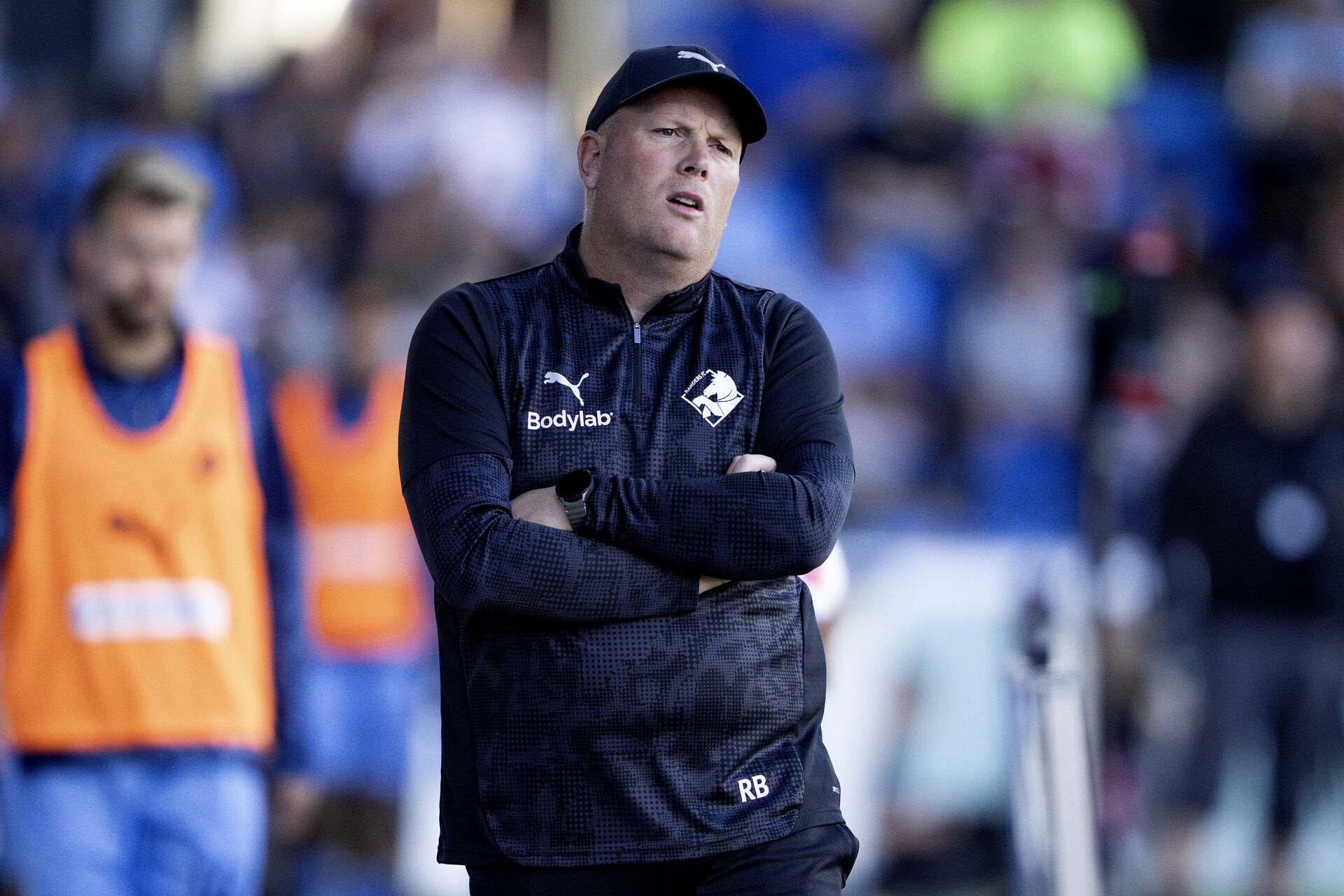 Rasmus Bertelsen står med armene over kors.