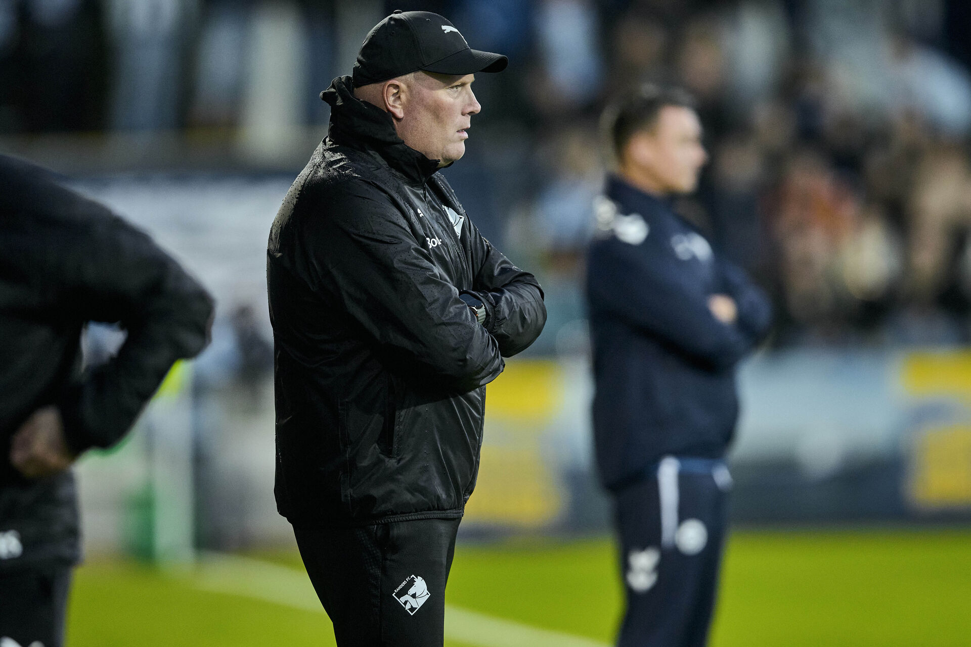 Rasmus Bertelsen på sidelinjen for Randers FC.