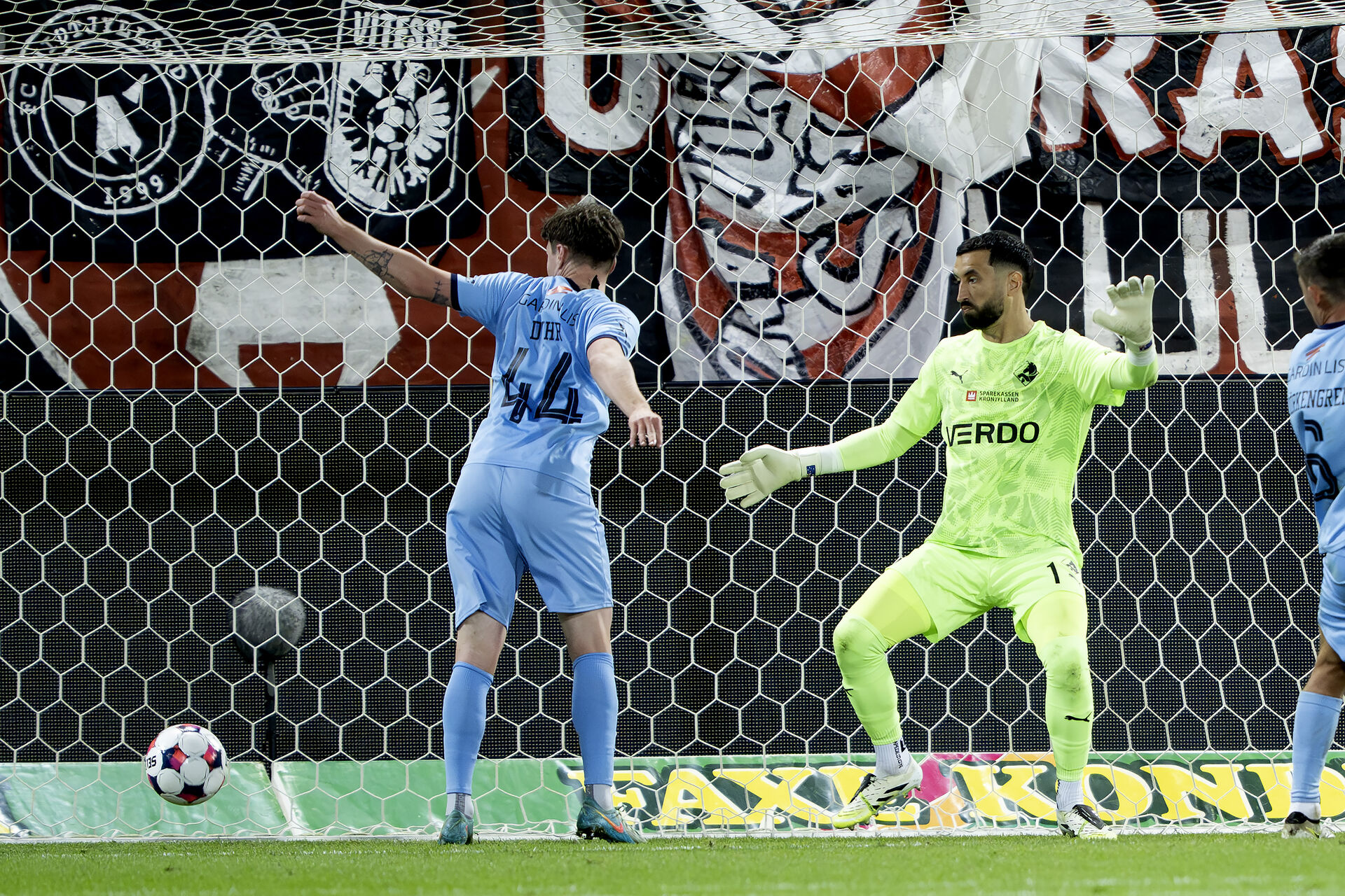Nikolas Dyhr i færd med at score et selvmål under kampen mod FC Midtjylland.