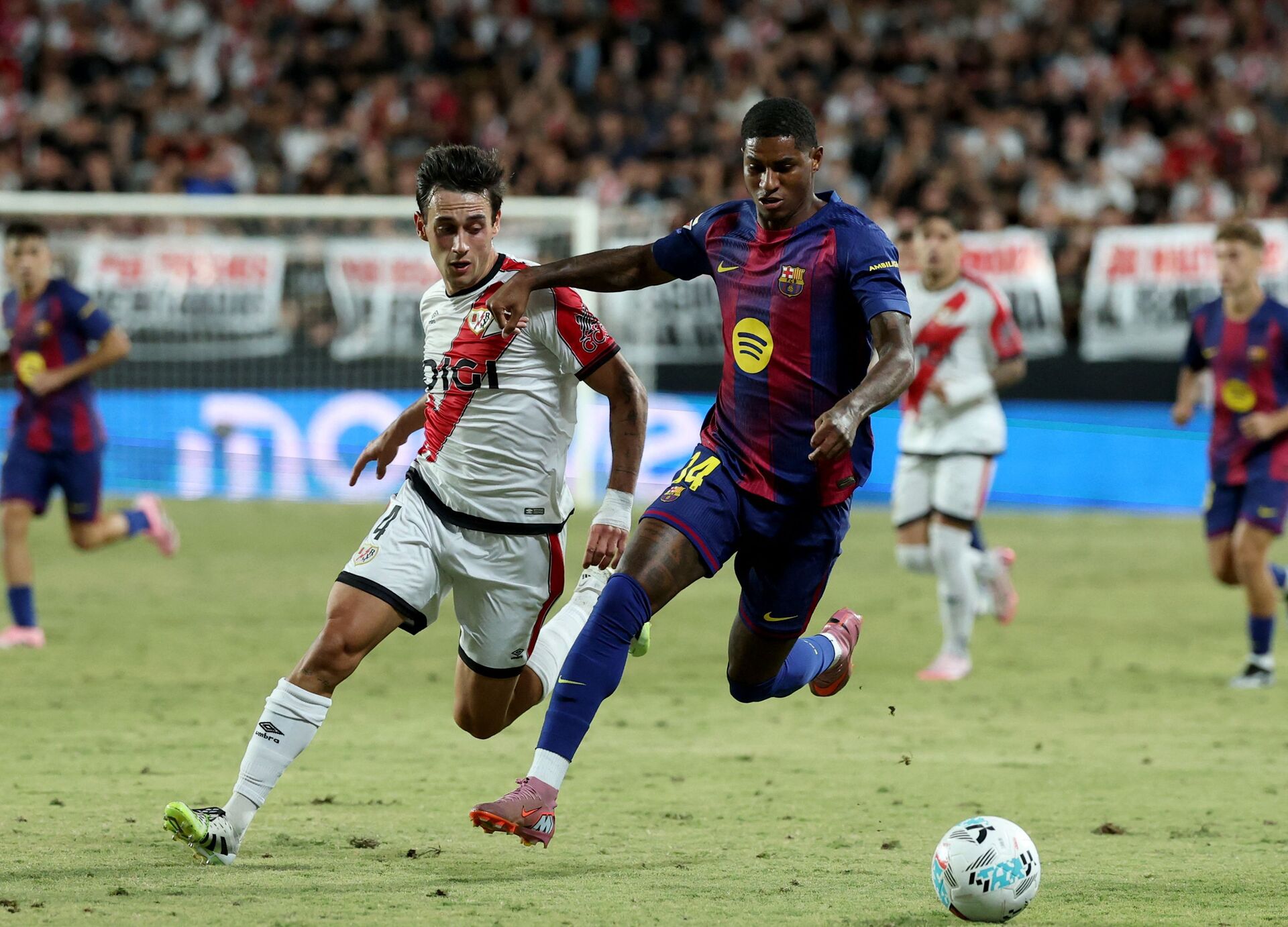 Marcus Rashford i aktion for FC Barcelona mod Rayo Vallecano.