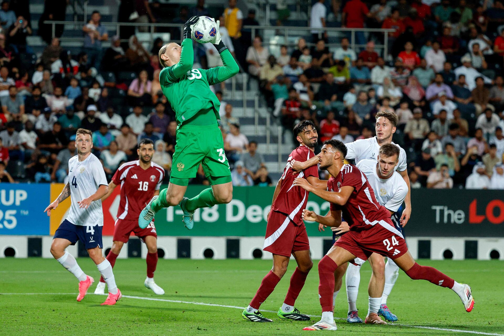 PSG-målmand Matvey Safonov griber en bold i Ruslands kamp mod Qatar.