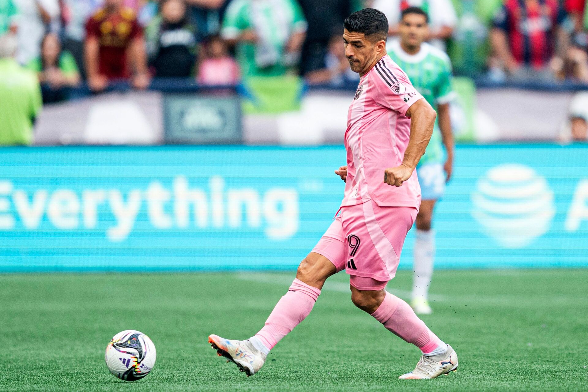 Luis Suárez sparker til bolden i en kamp for Inter Miami.