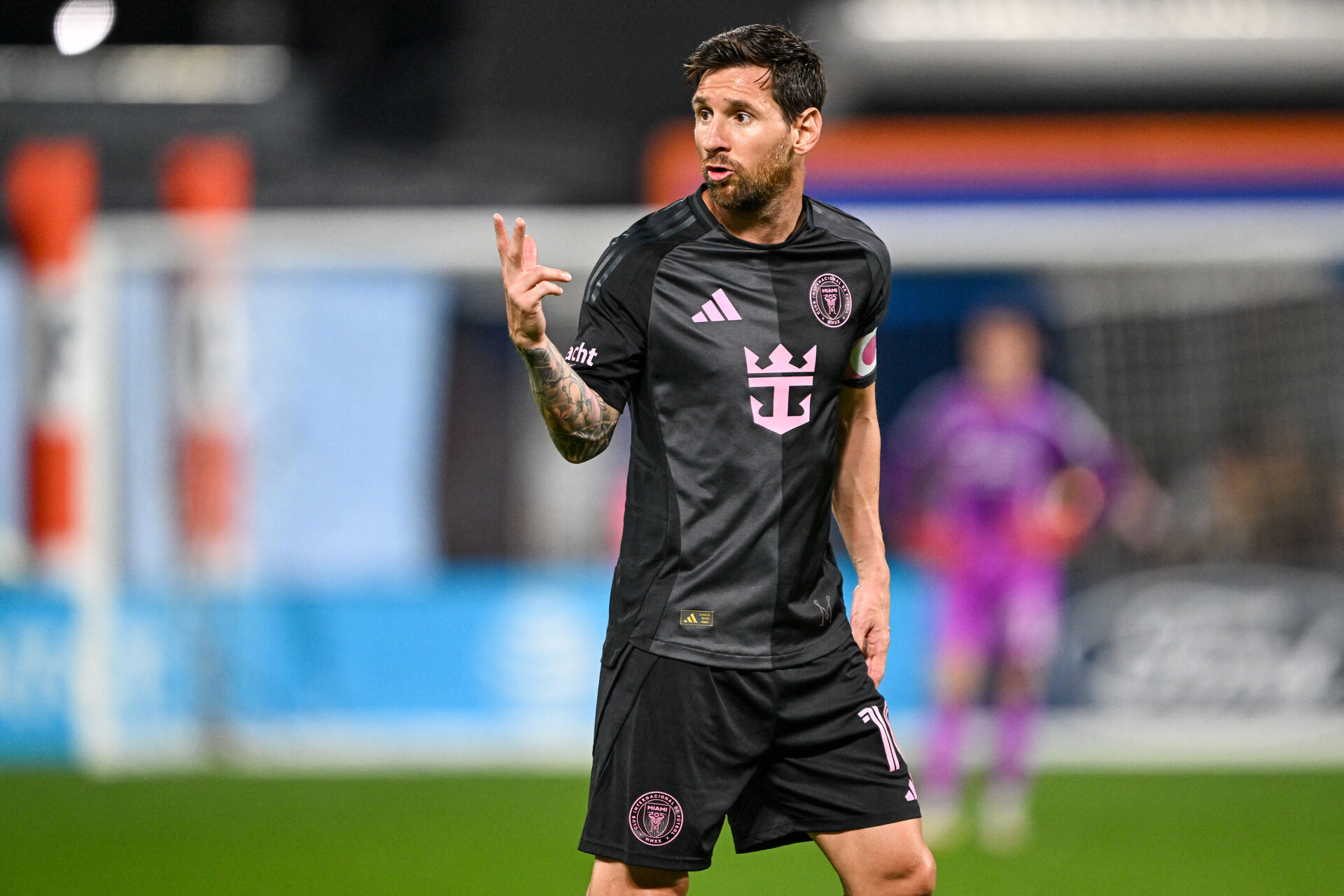 Lionel Messi viser tre fingre under kampen mellem Inter Miami og New York City.