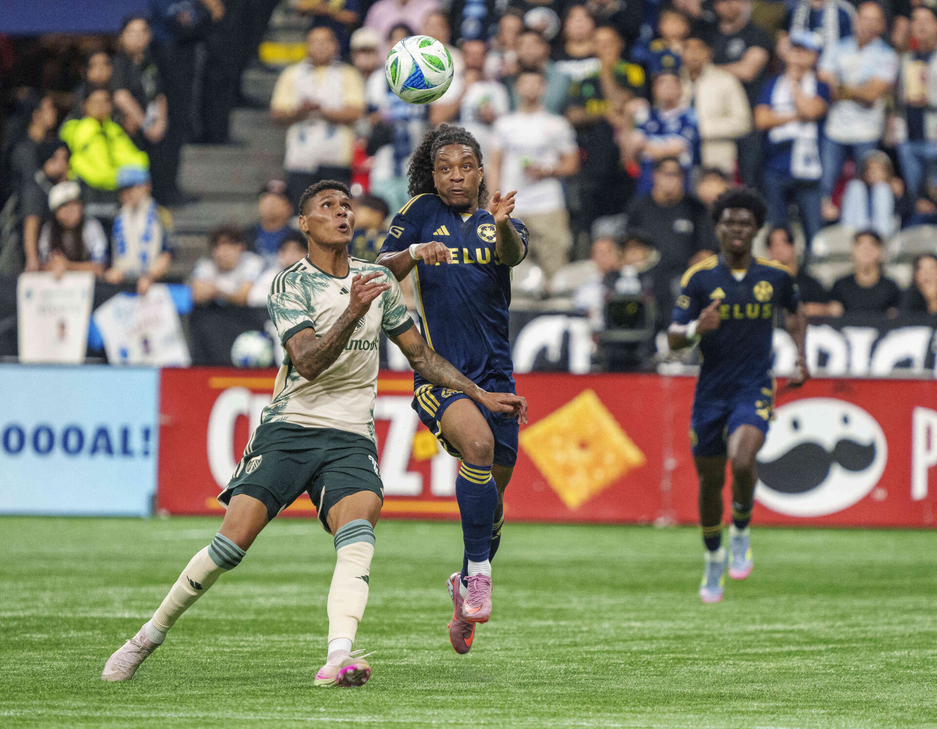 Kampen om bolden i opgøret mellem Vancouver Whitecaps og Portland Timbers.