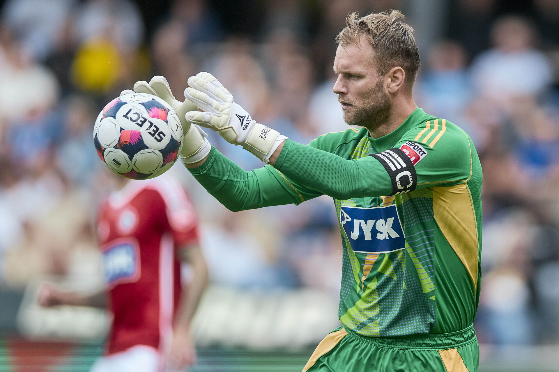 Nicolai Larsen i færd med at gribe bolden under en kamp for Silkeborg IF.