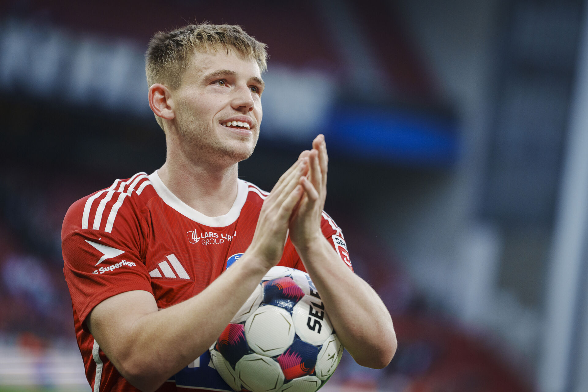 Callum McCowatt med kampbolden efter hans hattrick i Parken.