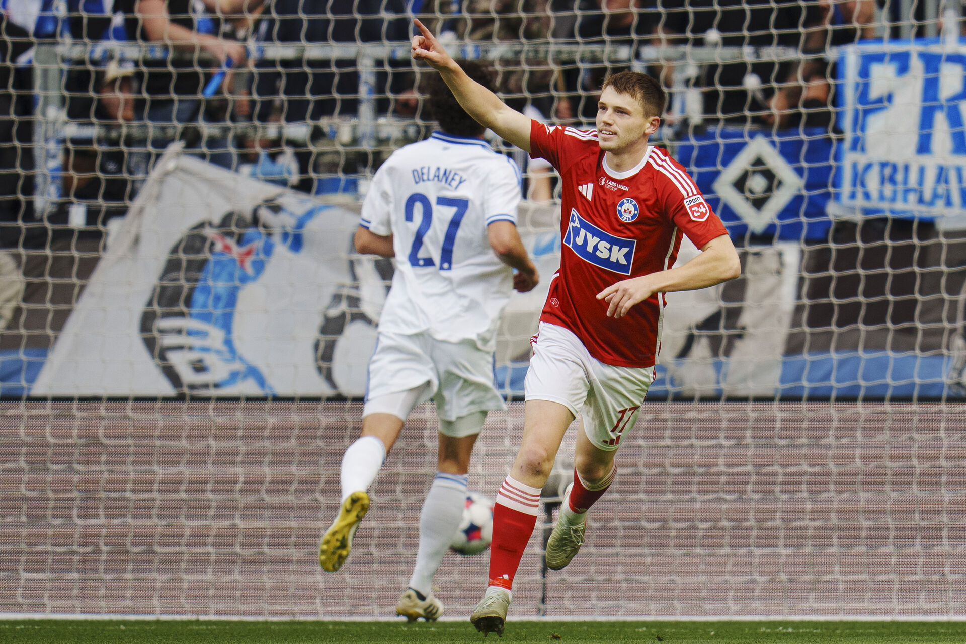 Callum McCowatt jubler efter en scoring mod FCK i Parken.