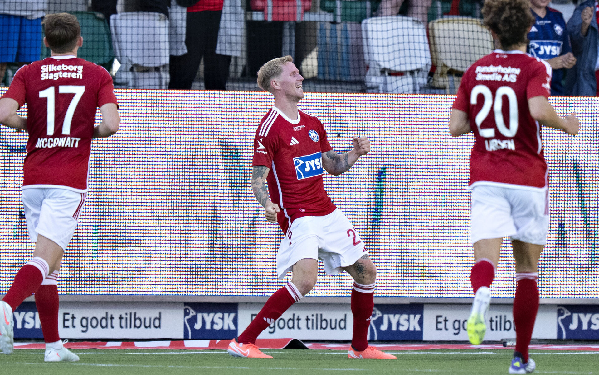 Tonni Adamsen jubler efter scoring.