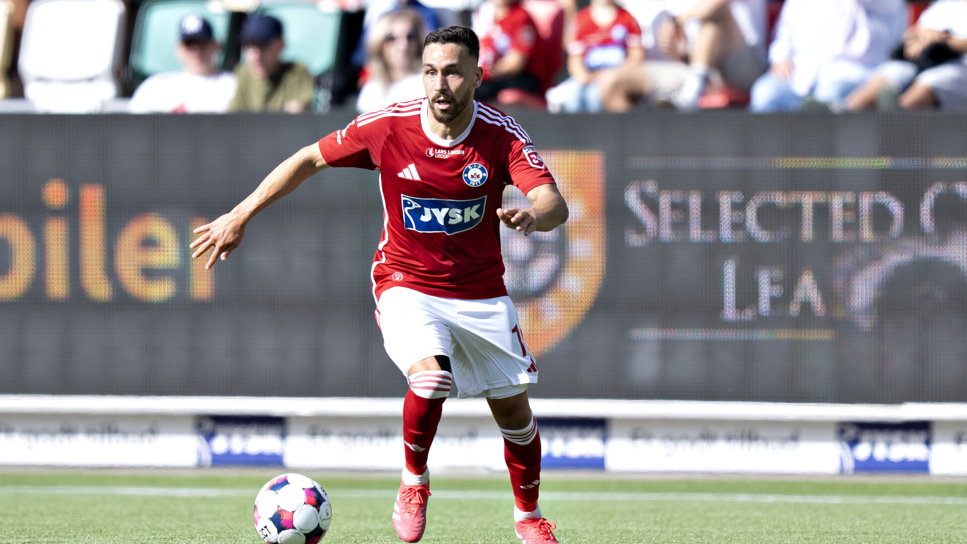 Younes Bakiz har bolden