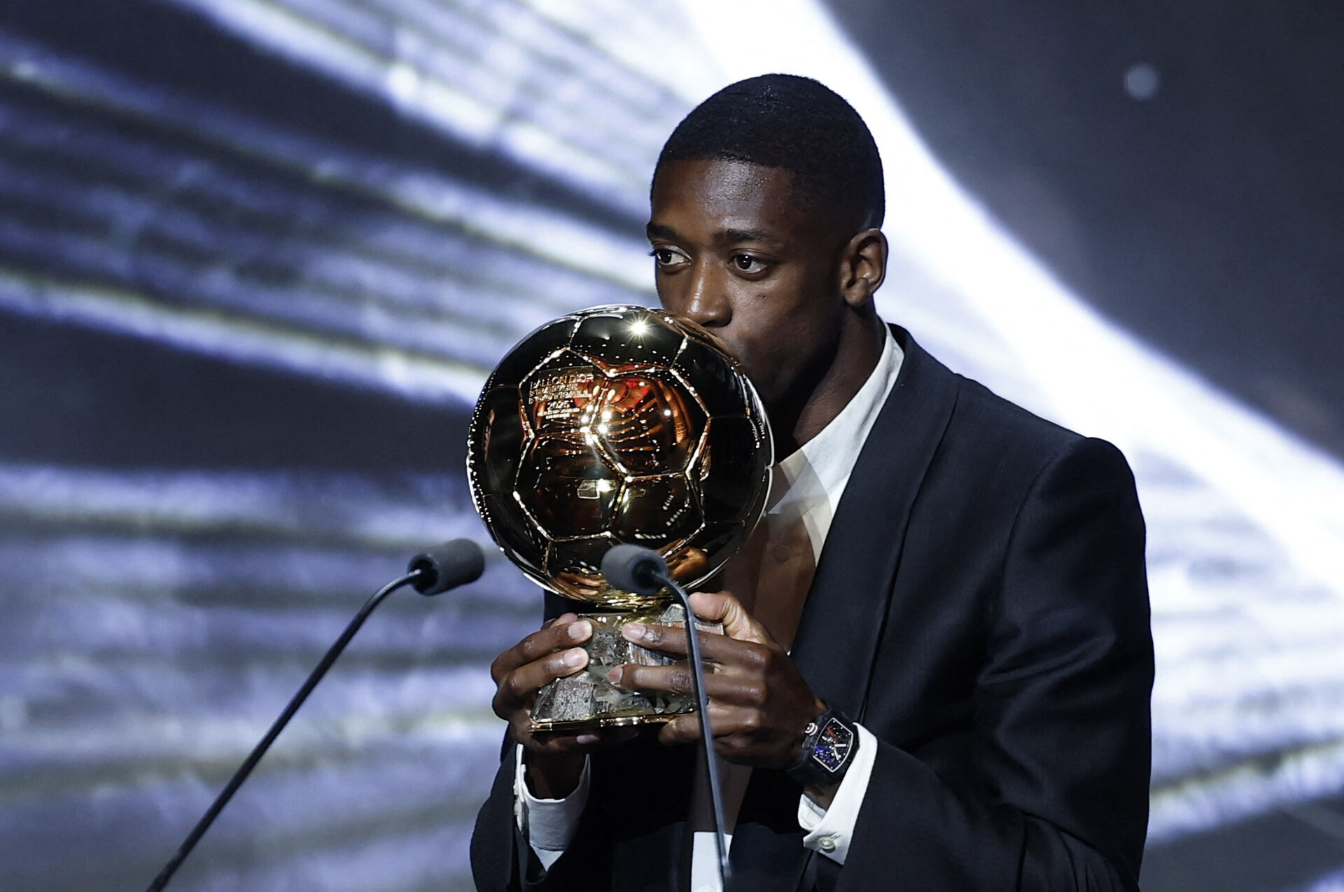 Ousmane Dembele kysser Ballon d'Or-trofæet.