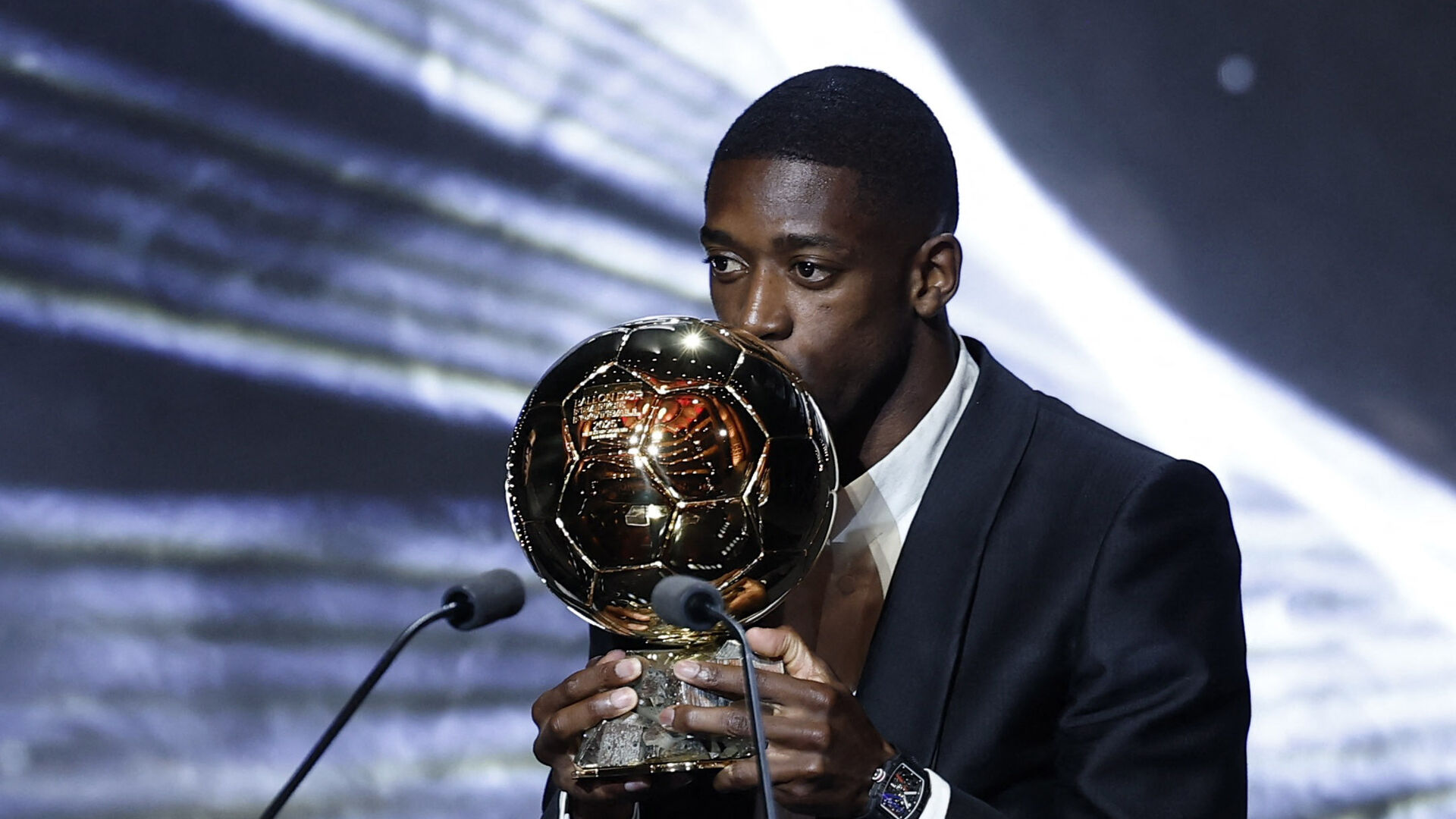 Dembele kysser Ballon d'Or-trofæet