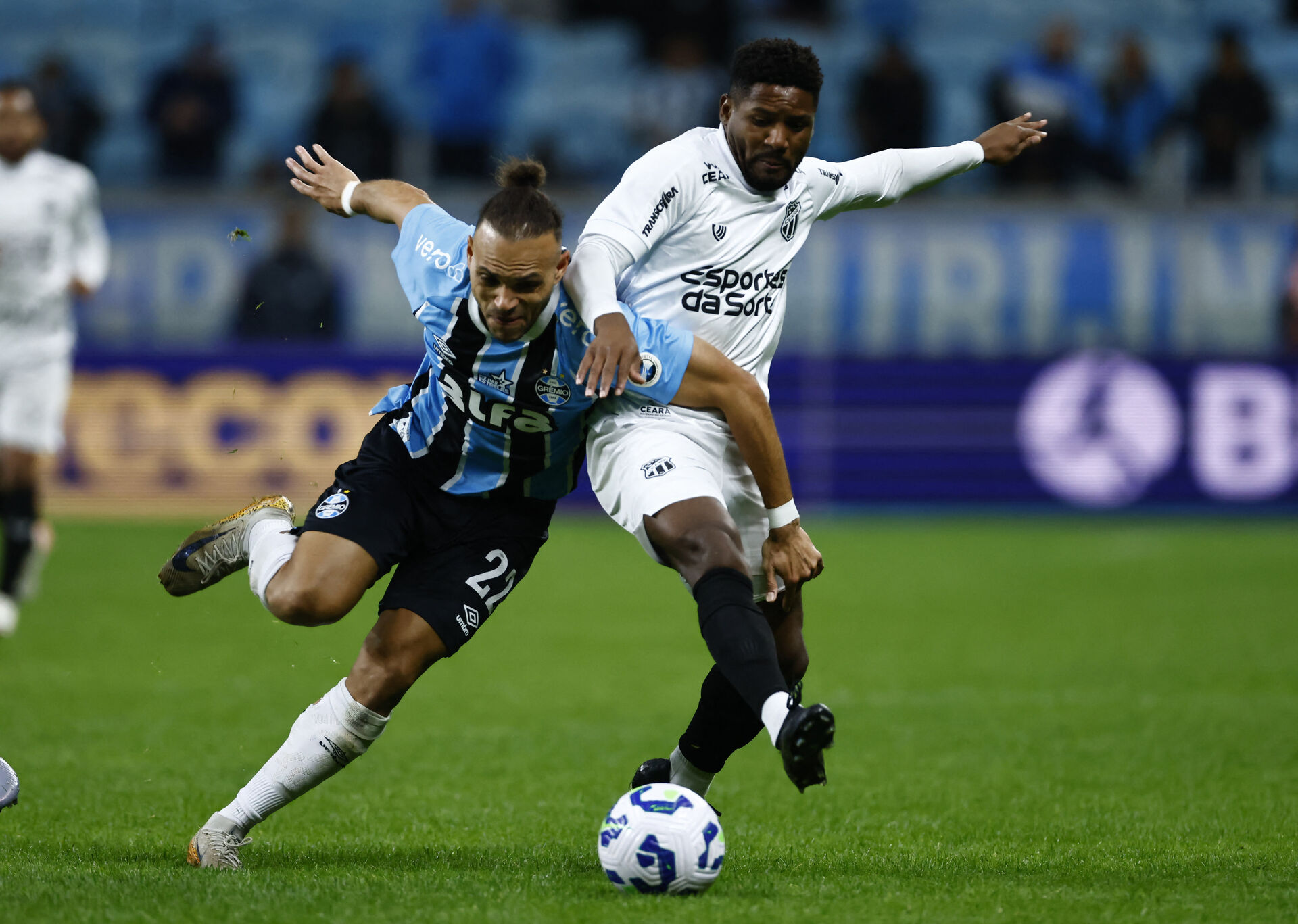 Martin Braithwaite forsøger at vinde bolden.