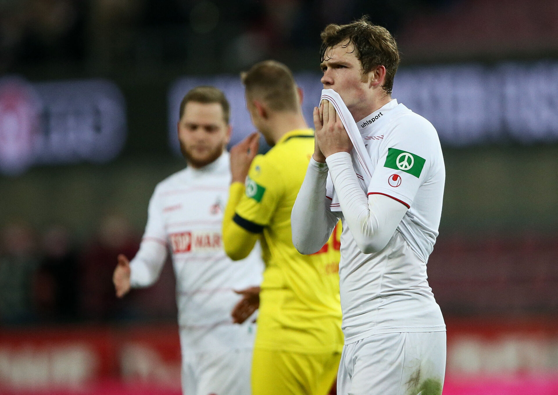 Luca Kilian under en kamp for FC Köln.