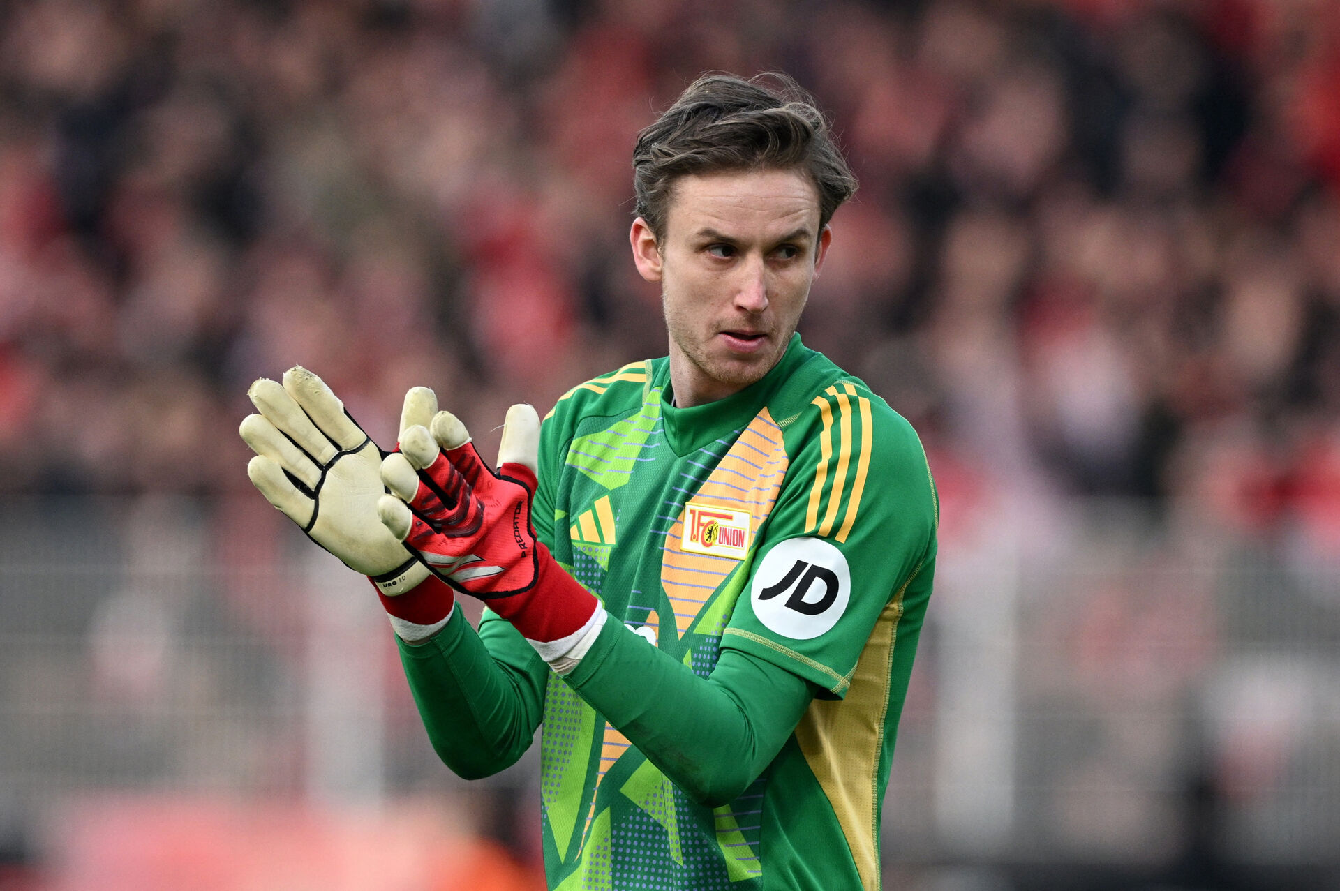 Frederik Rønnow klapper i hænderne.