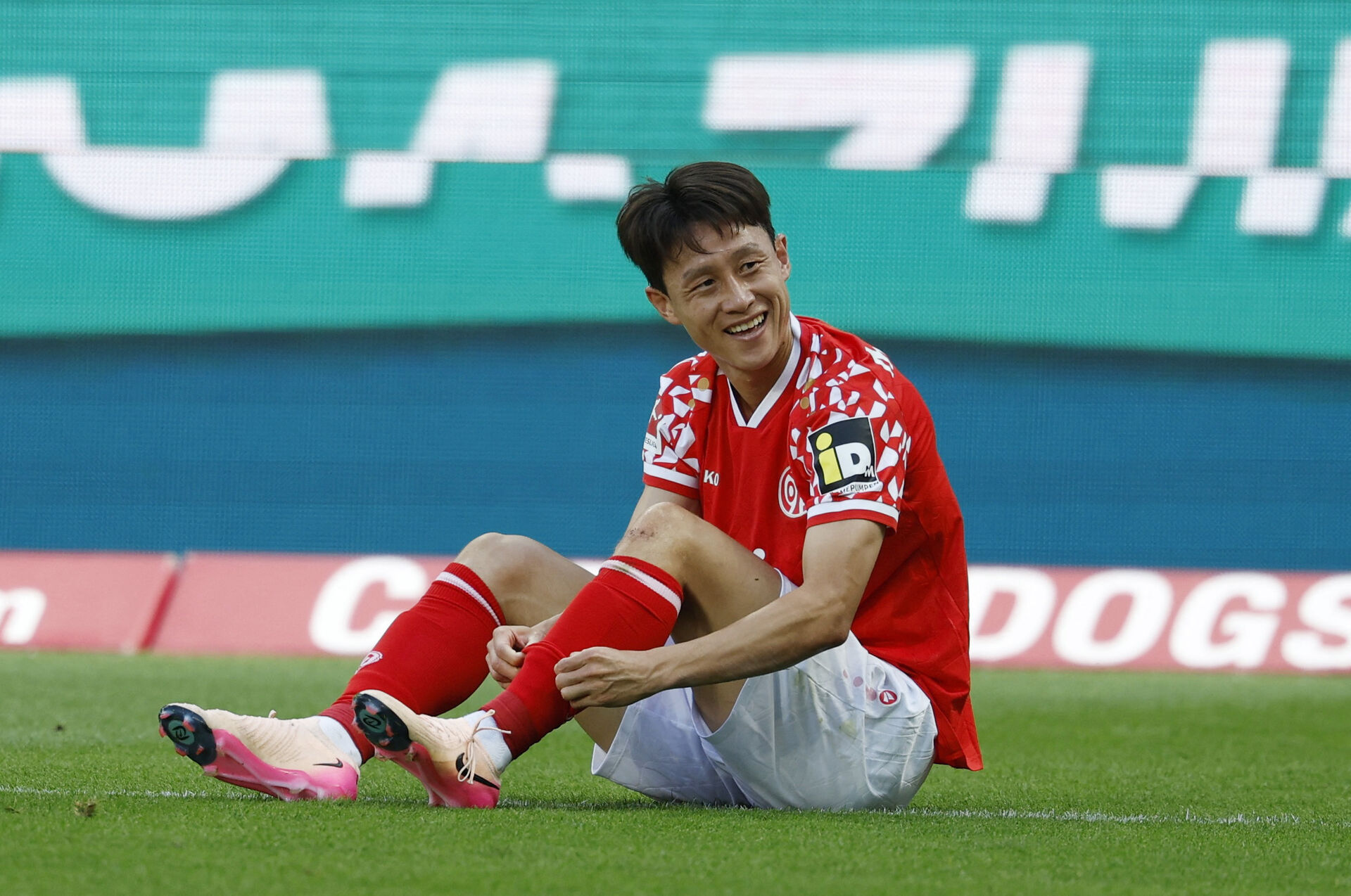 Jae-sung Lee sidder på bagdelen og kigger.