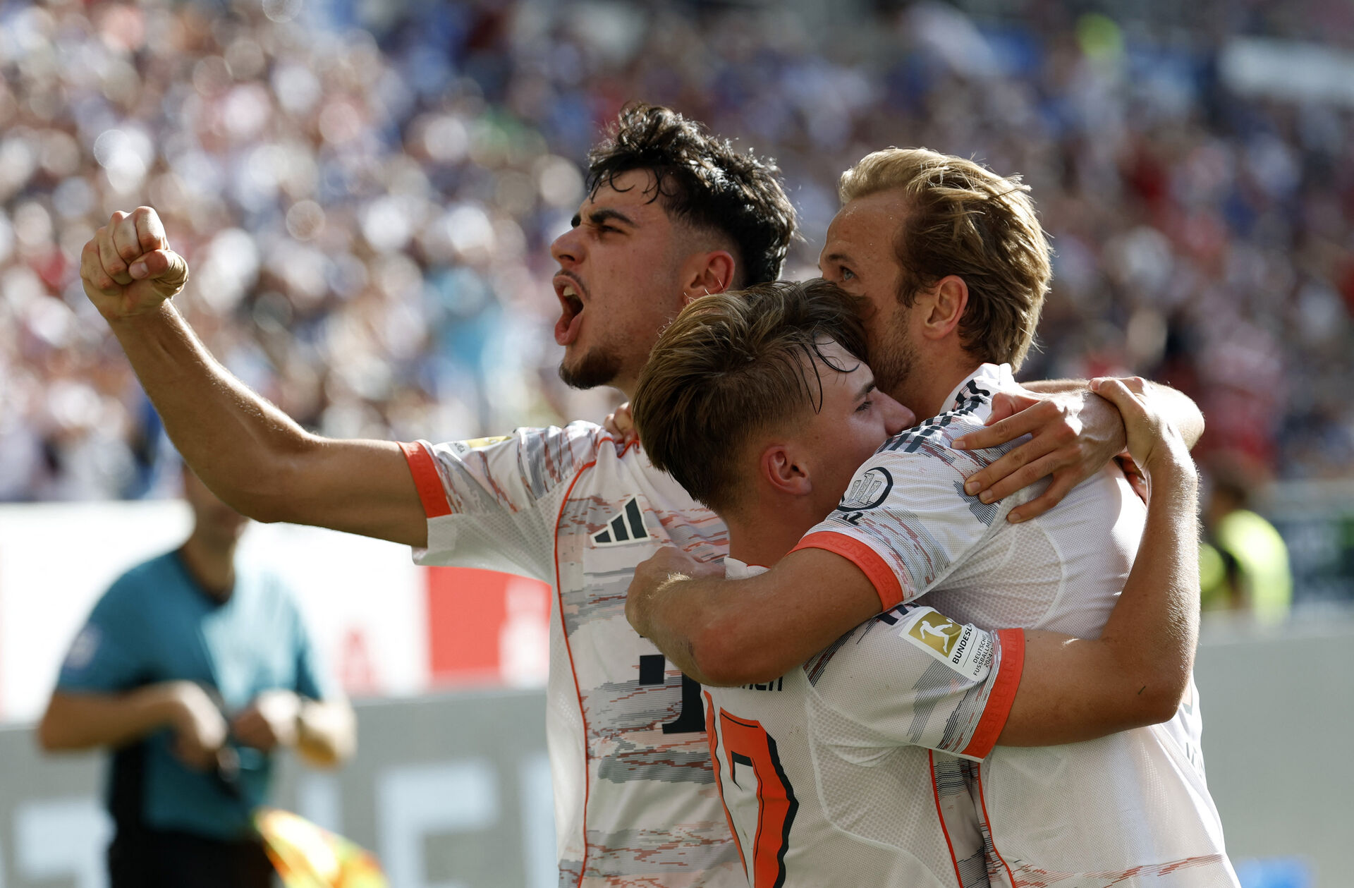 Harry Kane krammer Lennart Karl.