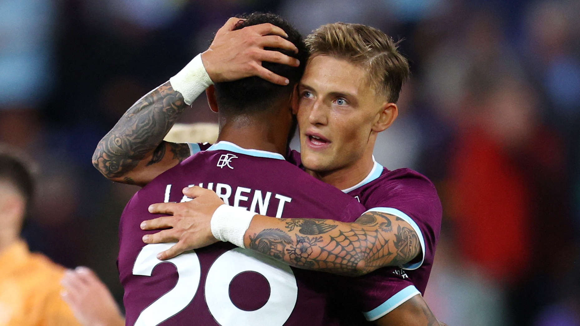 Oliver Sonne krammer en Burnley holdkammerat