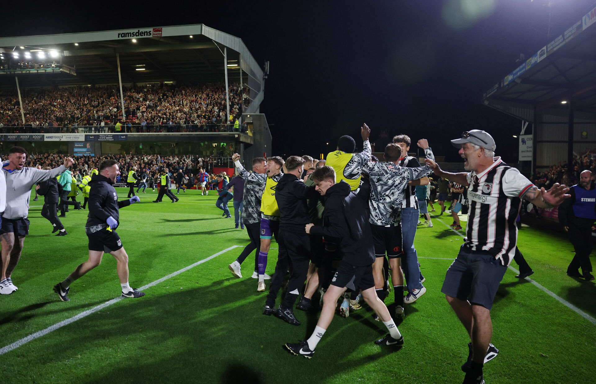Grimsby Town-tilhængere fejrer at have slået Manchester United ud.