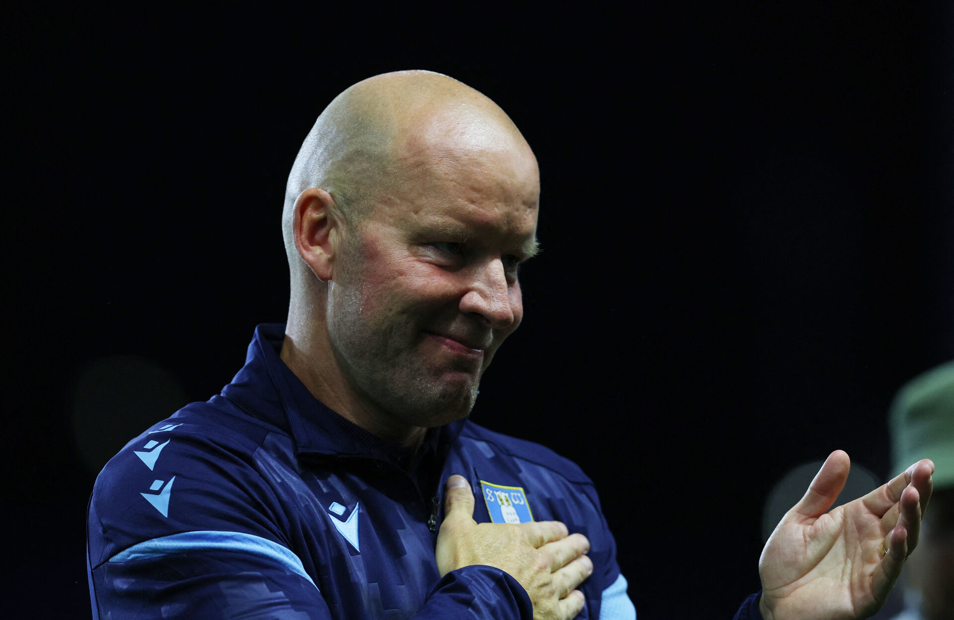 Henrik Pedersen har hånden på brystet.