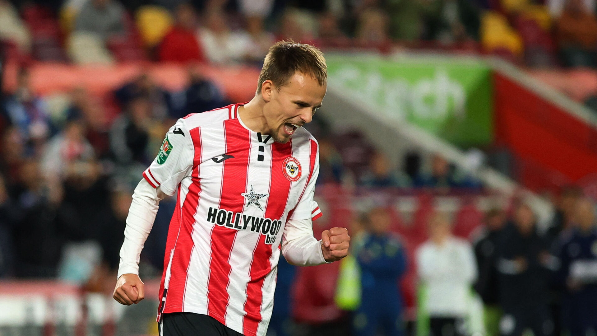 Mikkel Damsgaard jubler i Brentford trøjen