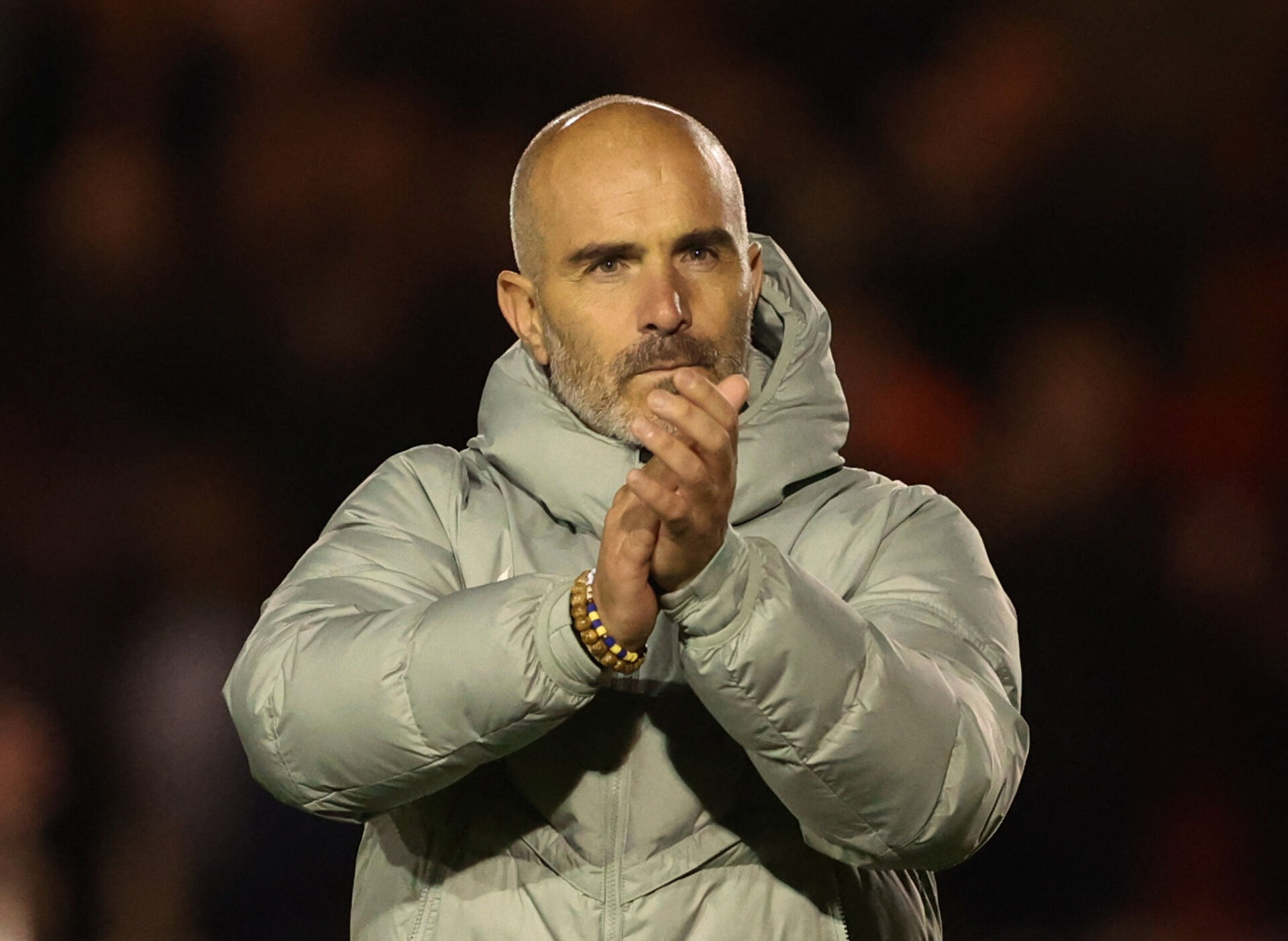 Maresca klapper i sine hænder.