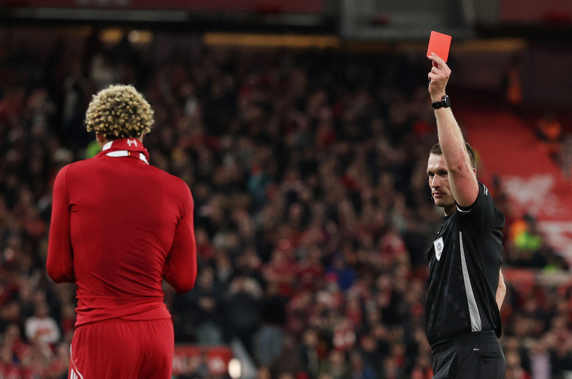 Hugo Ekitike modtager et rødt kort for at have taget trøjen af i forbindelse med sin scoring mod Southampton.