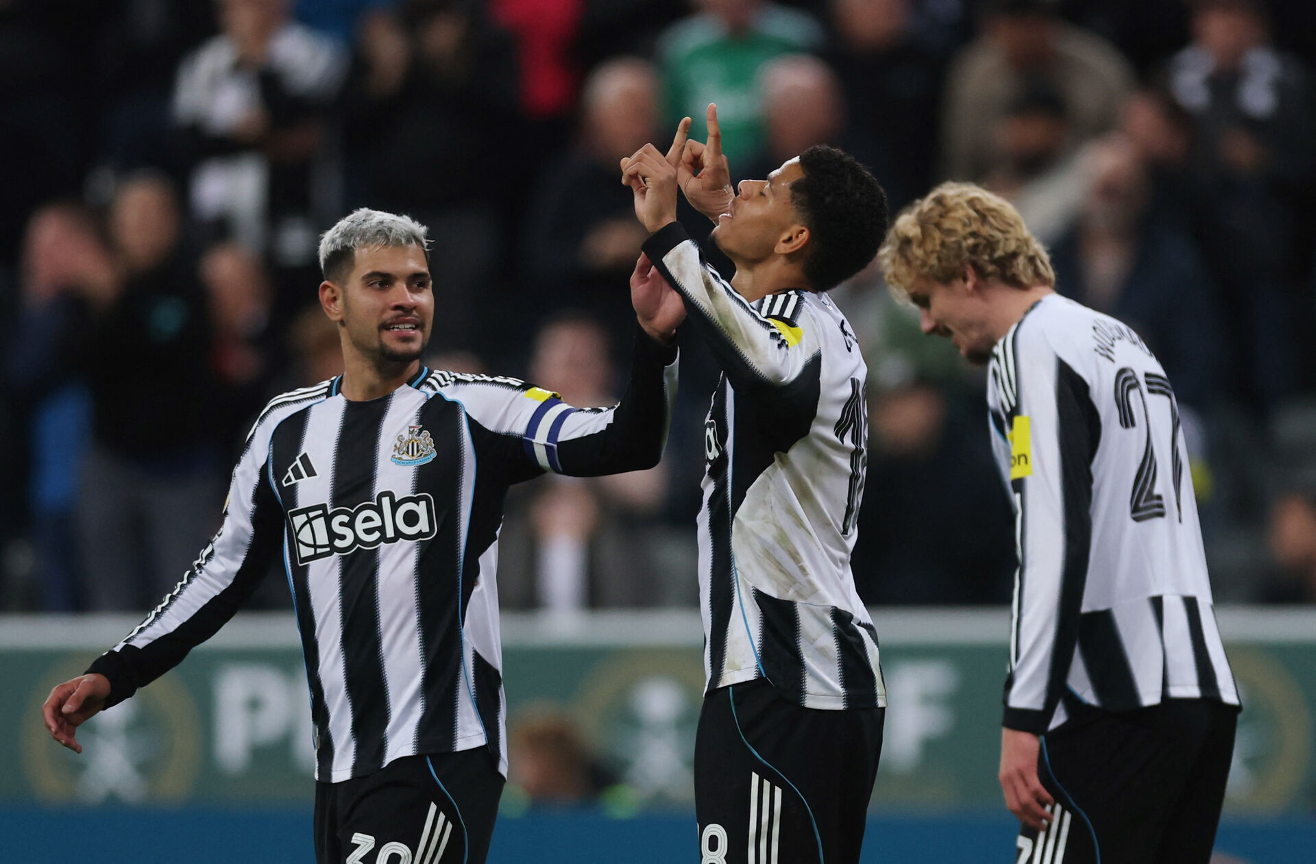 William Osula fejrer en scoring for Newcastle i Carabao Cup.
