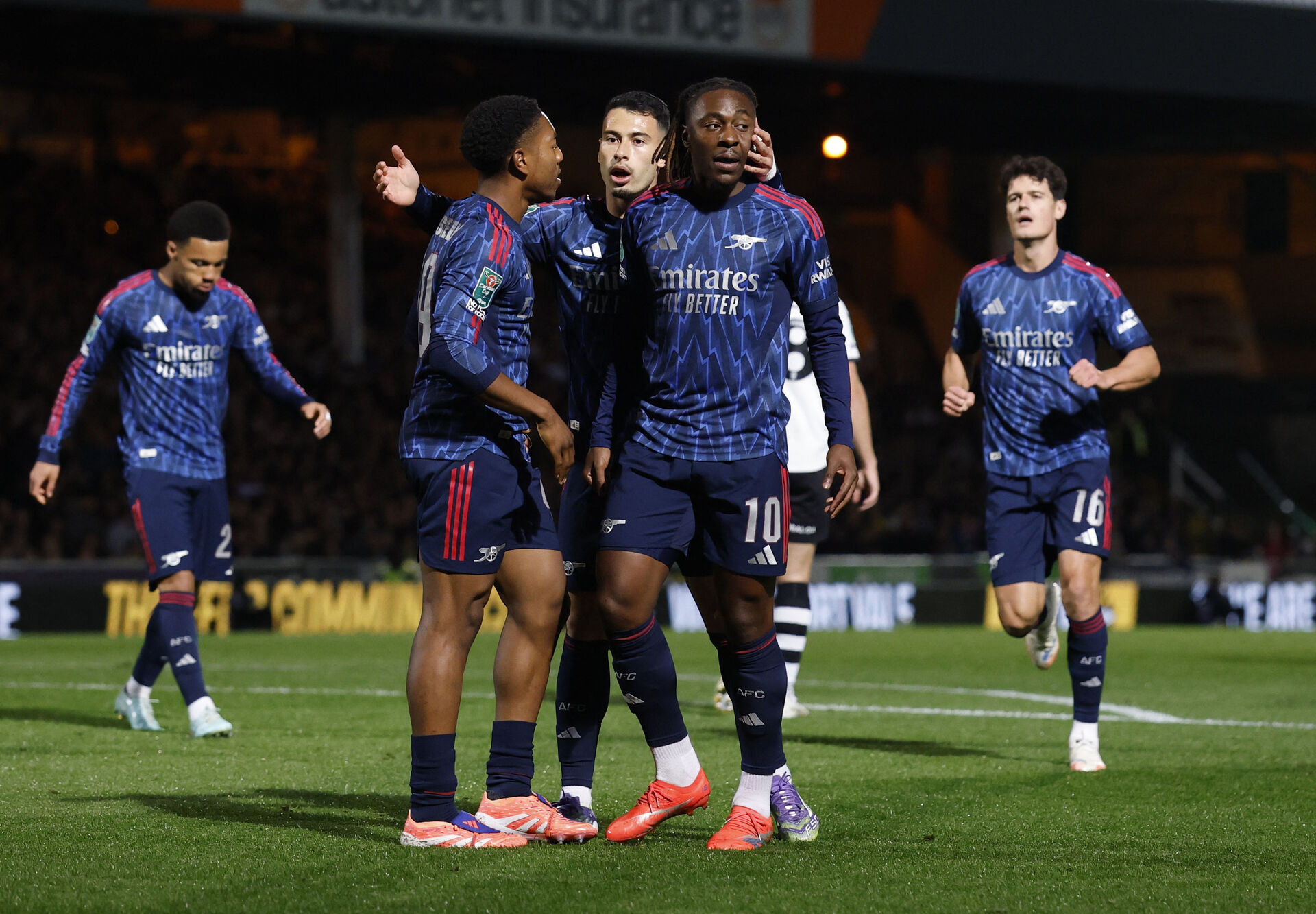 Arsenal-spillere jubler efter Ezes scoring.