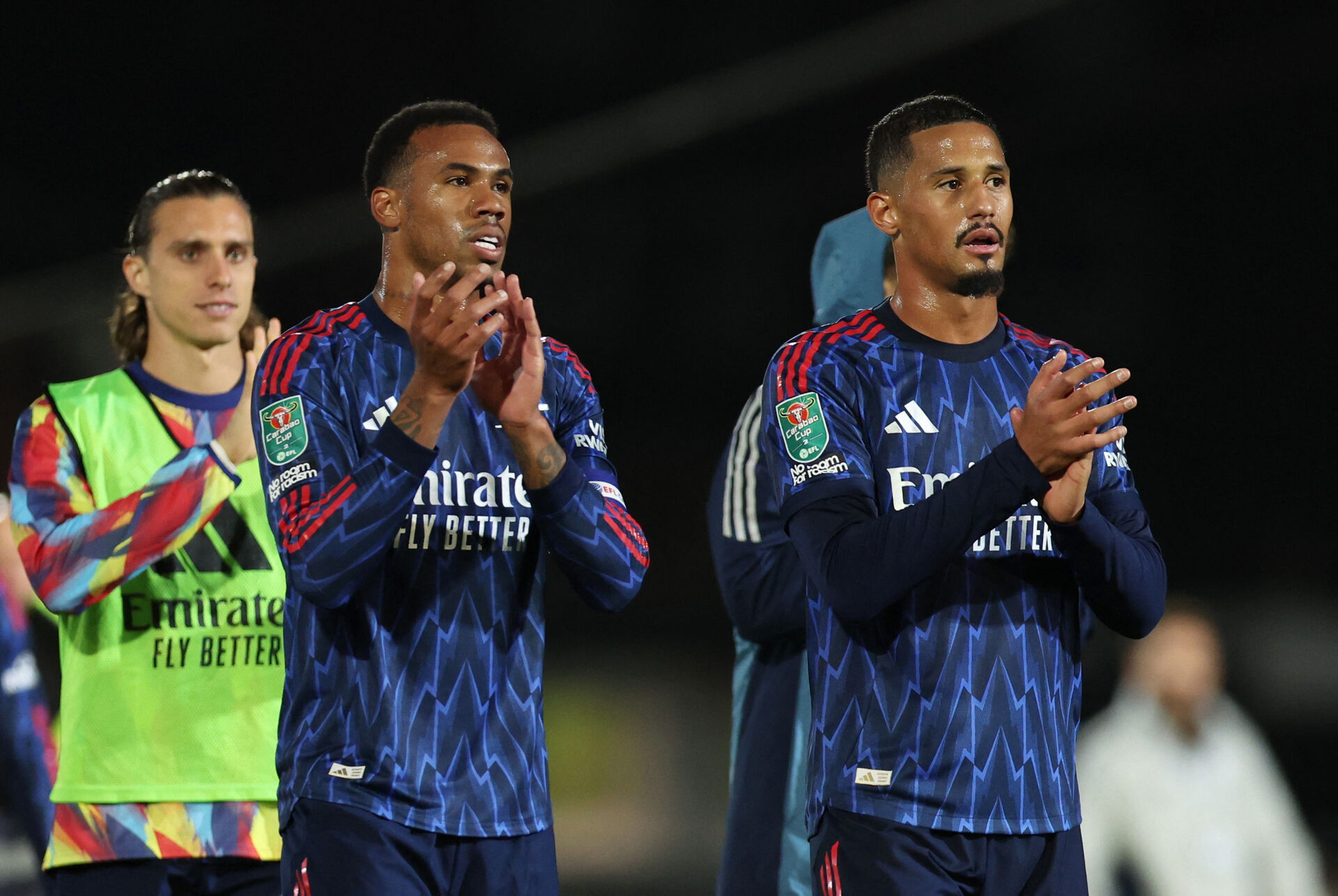 Saliba klapper efter Arsenals sejr over Port Vale.