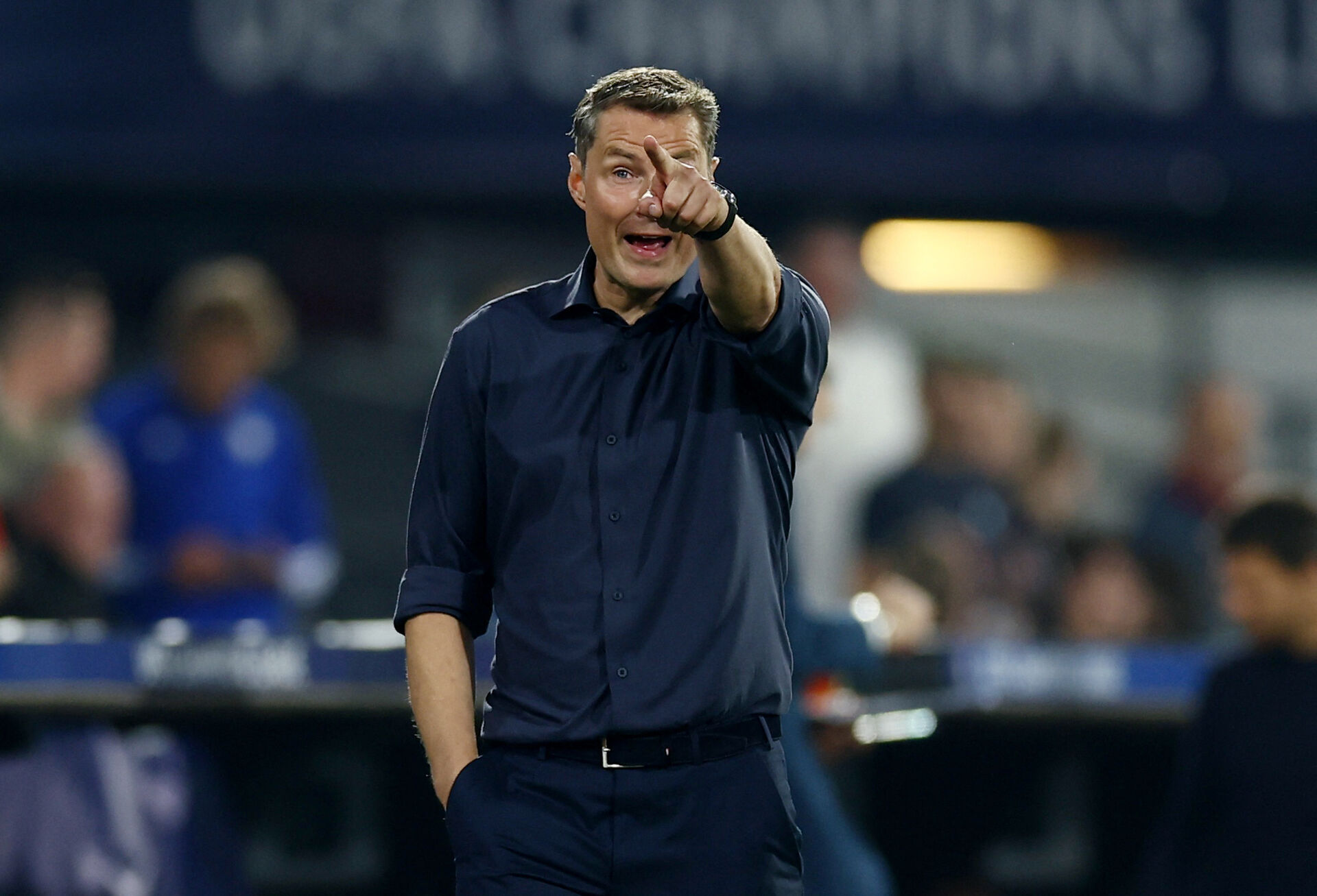 Brian Priske peger og råber